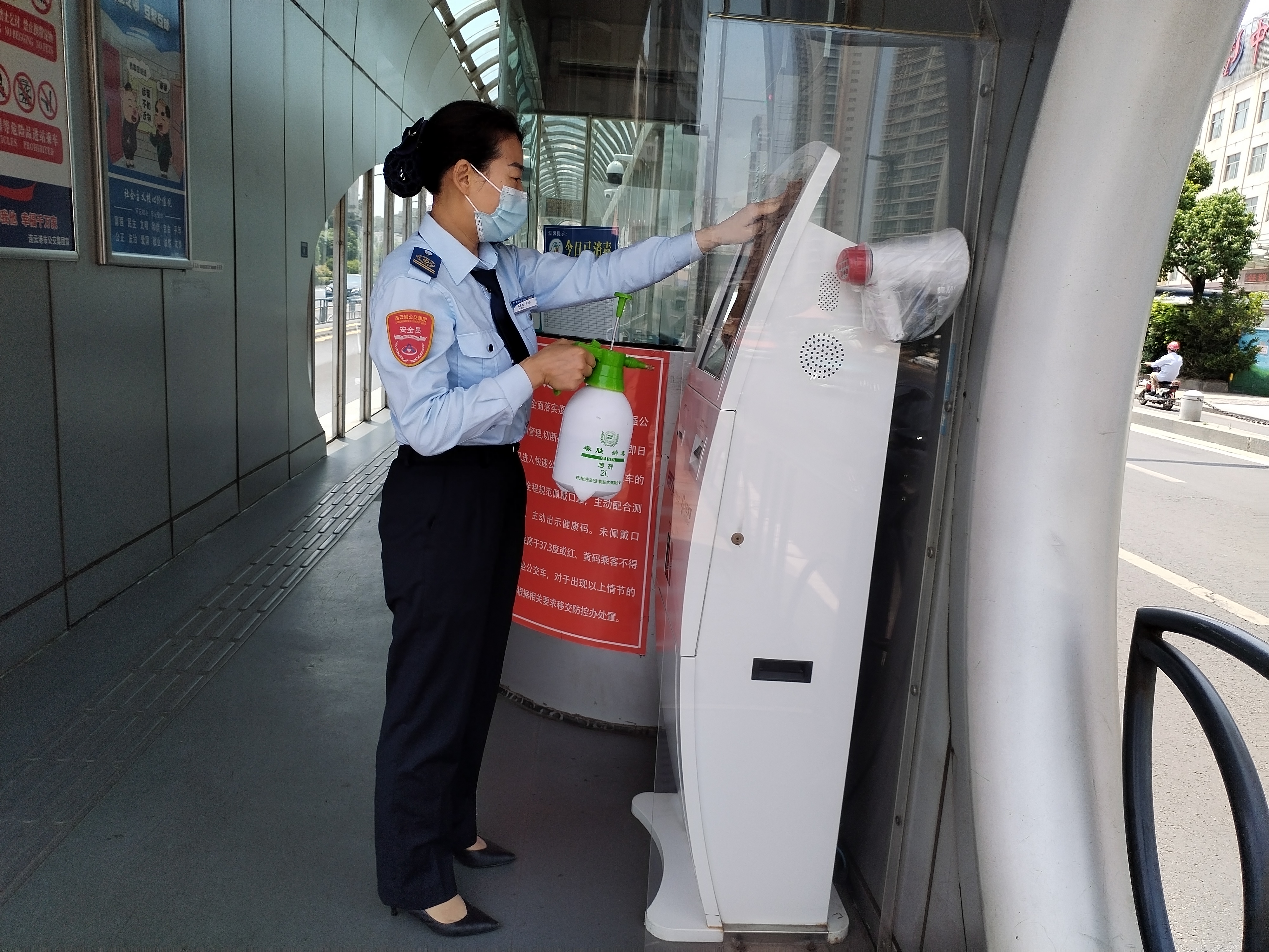 快速公交事業(yè)部站務員陳新梅拾金不昧獲乘客表揚