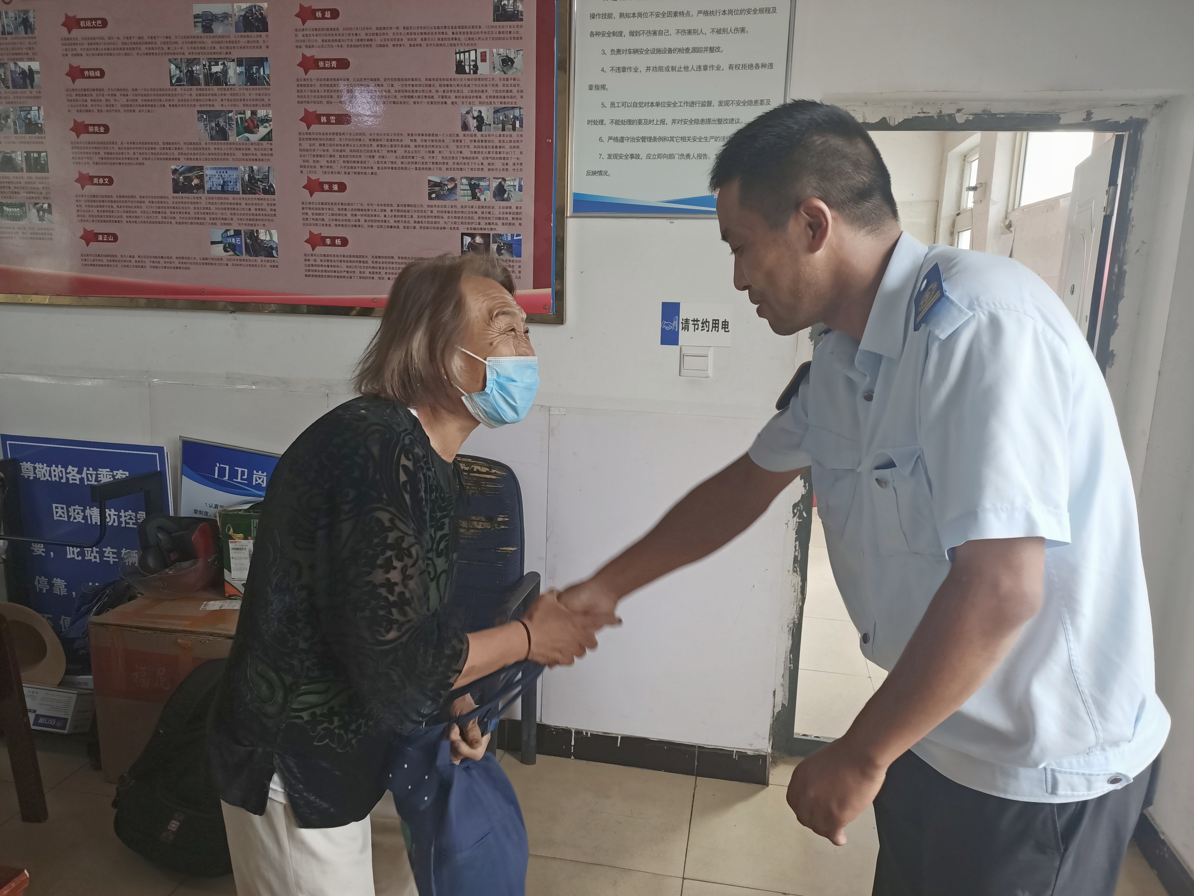 駕駛員拾金不昧、站務員熱情幫助獲乘客點贊