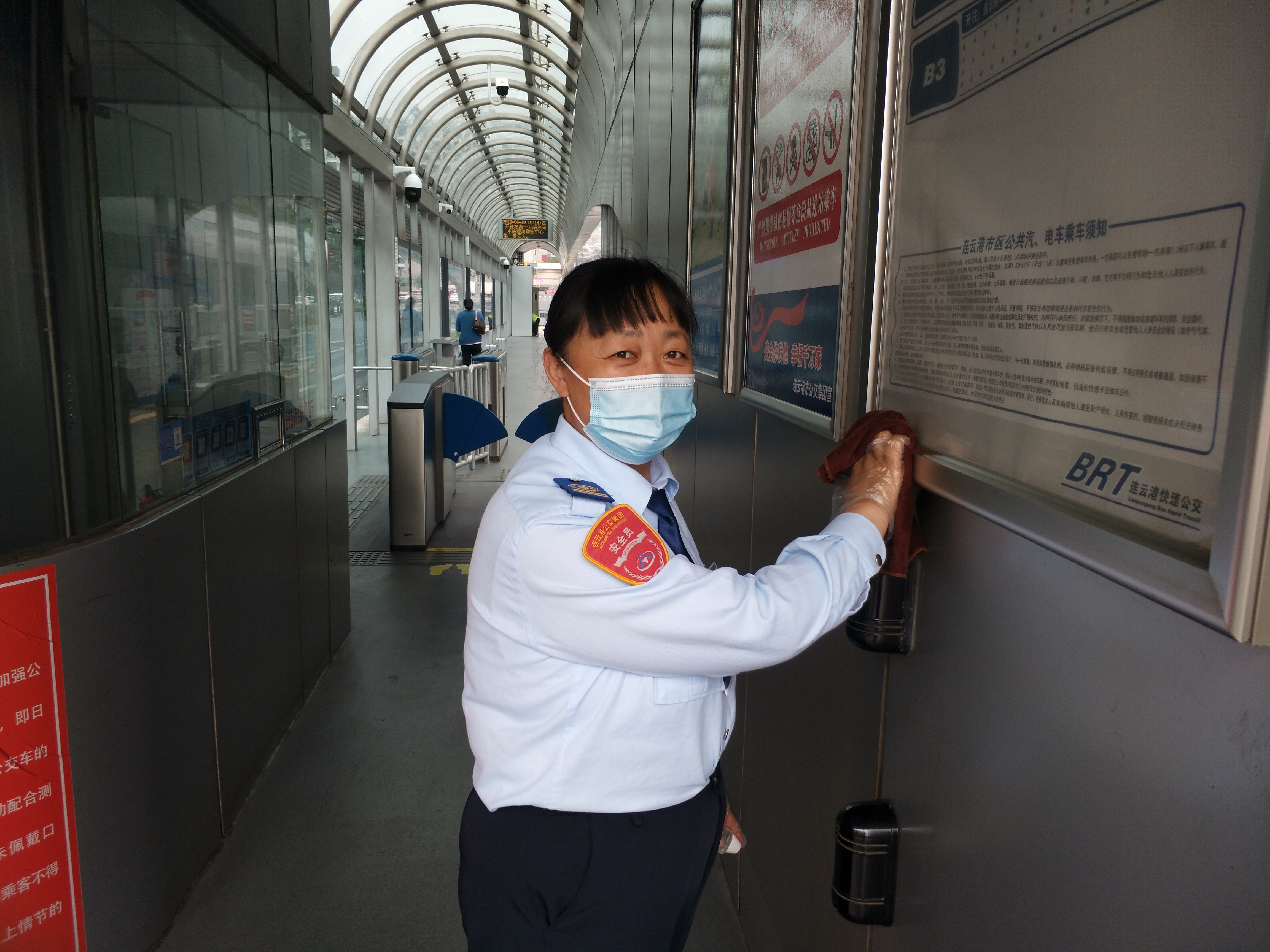 快速公交事業(yè)部站務員彭真紅幫助乘客找回丟失手機