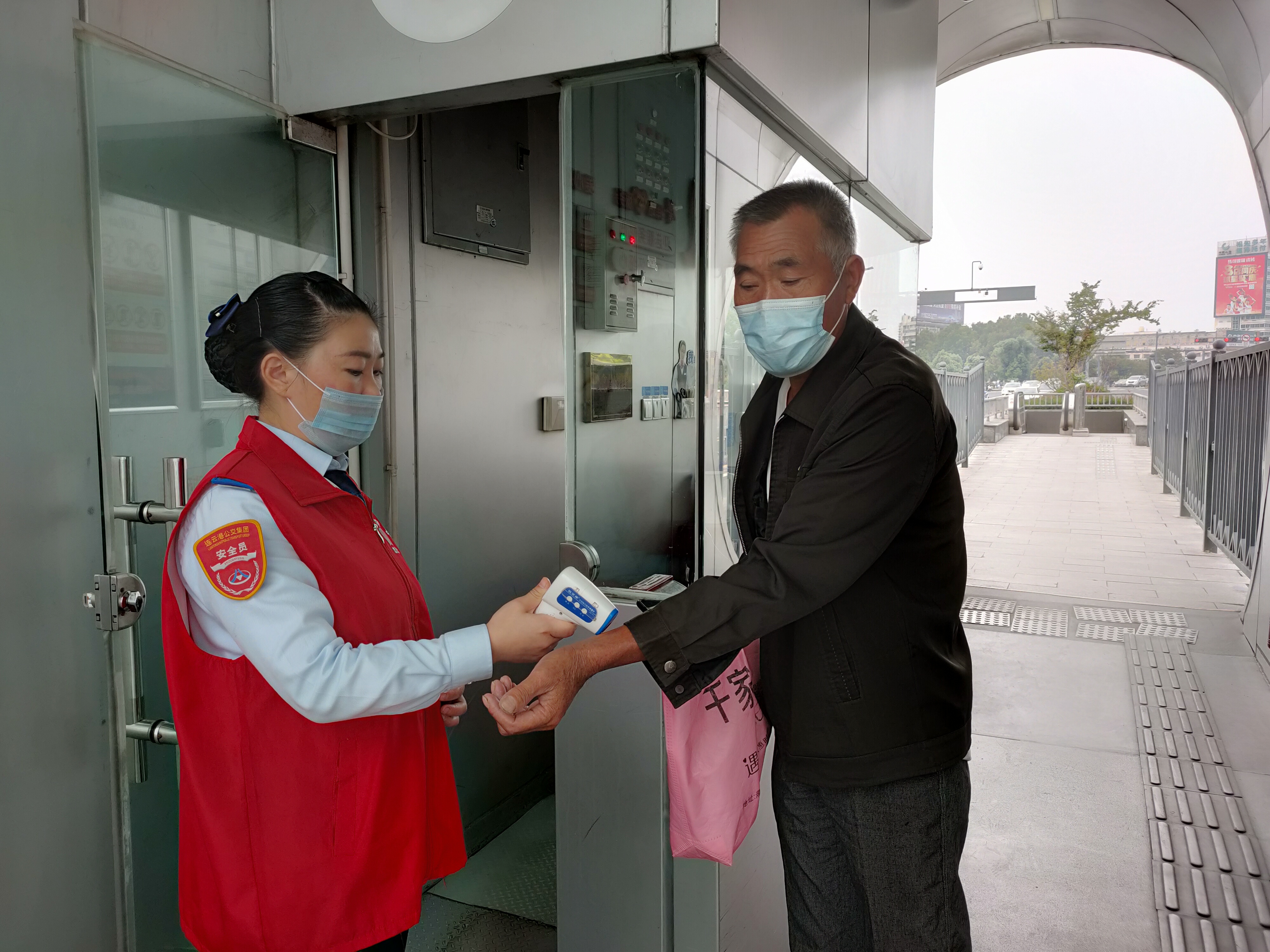 快速公交事業(yè)部站務員孫楠幫助乘客找到丟失的手機，乘客贈送奶茶表示感謝