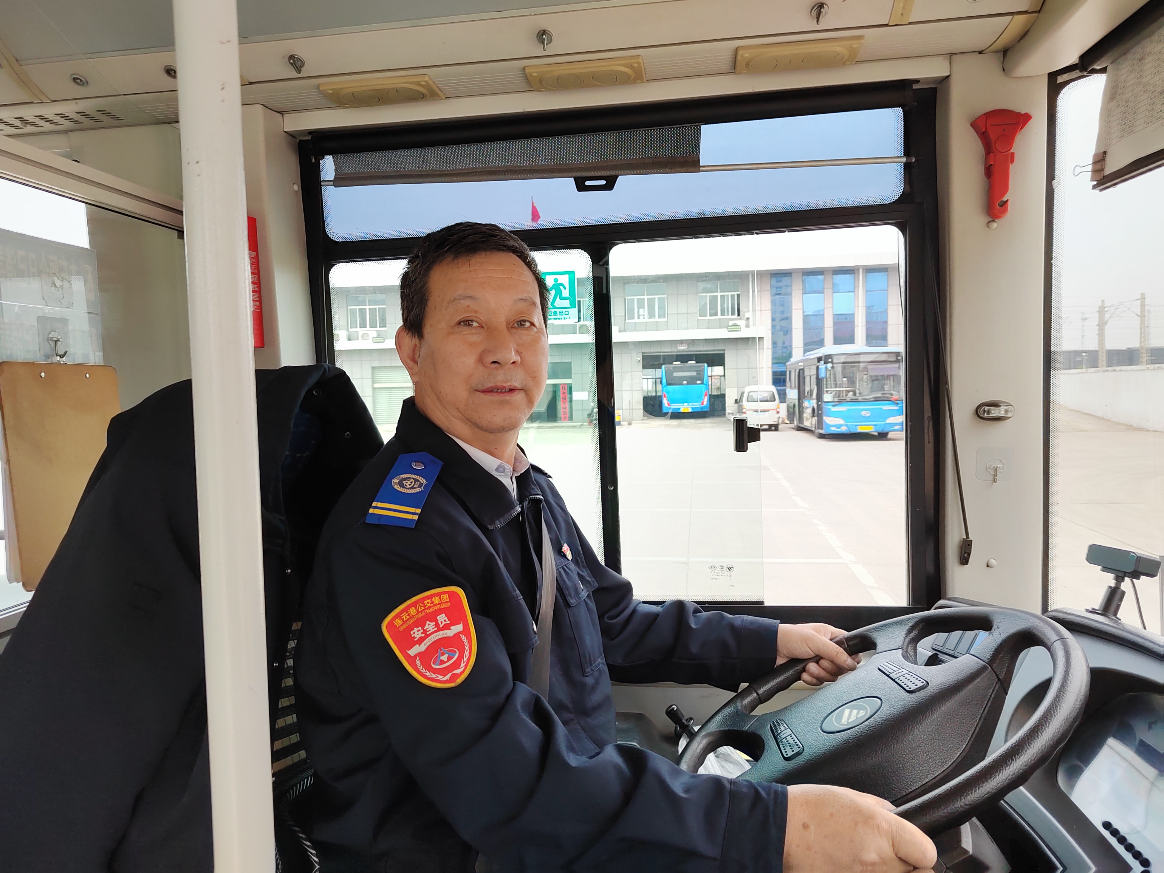 公交集團公交事業(yè)二部游3路駕駛員楊汝江及時歸還乘客丟失的手機