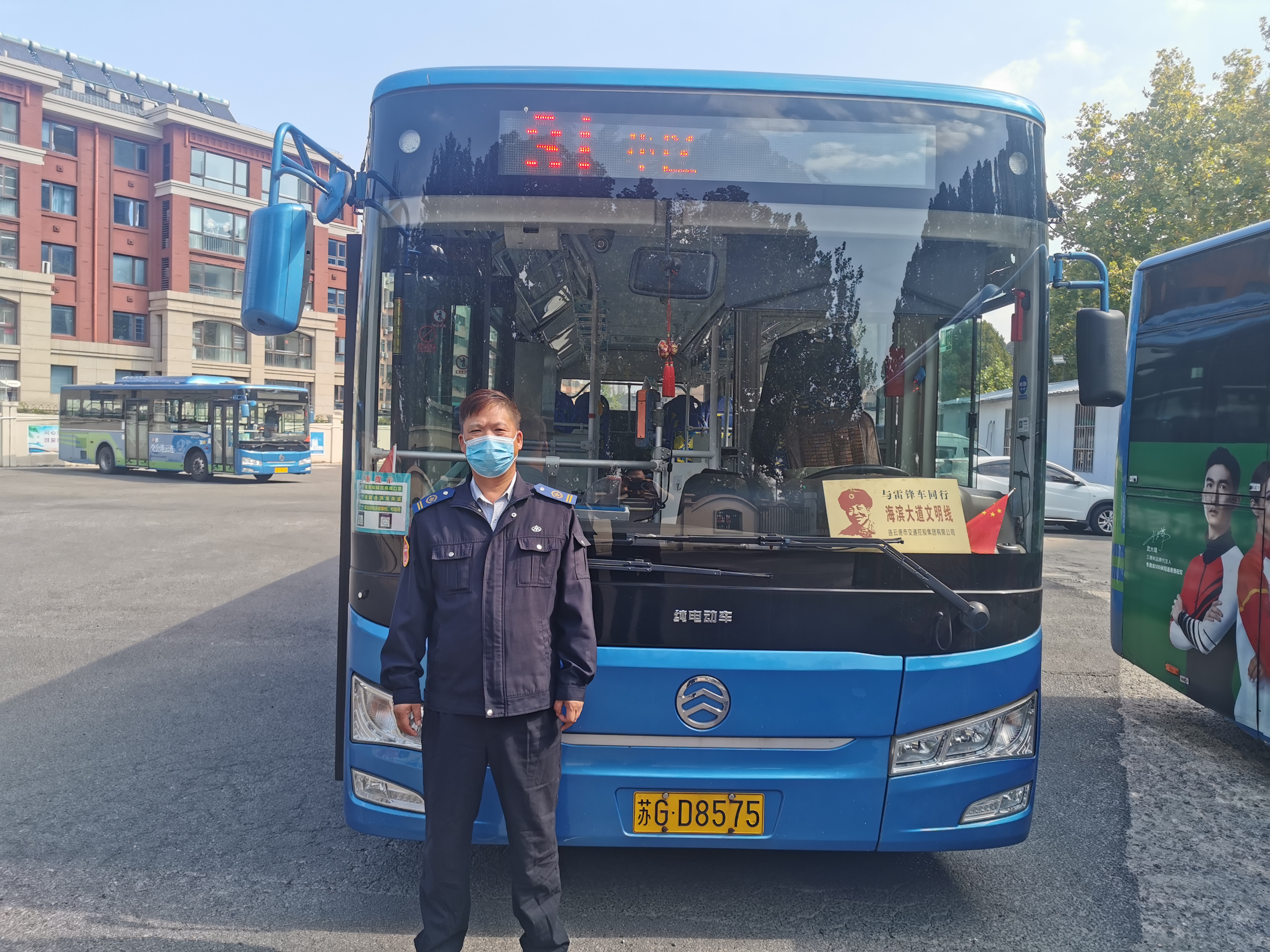 公交集團公交事業(yè)二部31路駕駛員滕士林及時歸還乘客丟失的手機