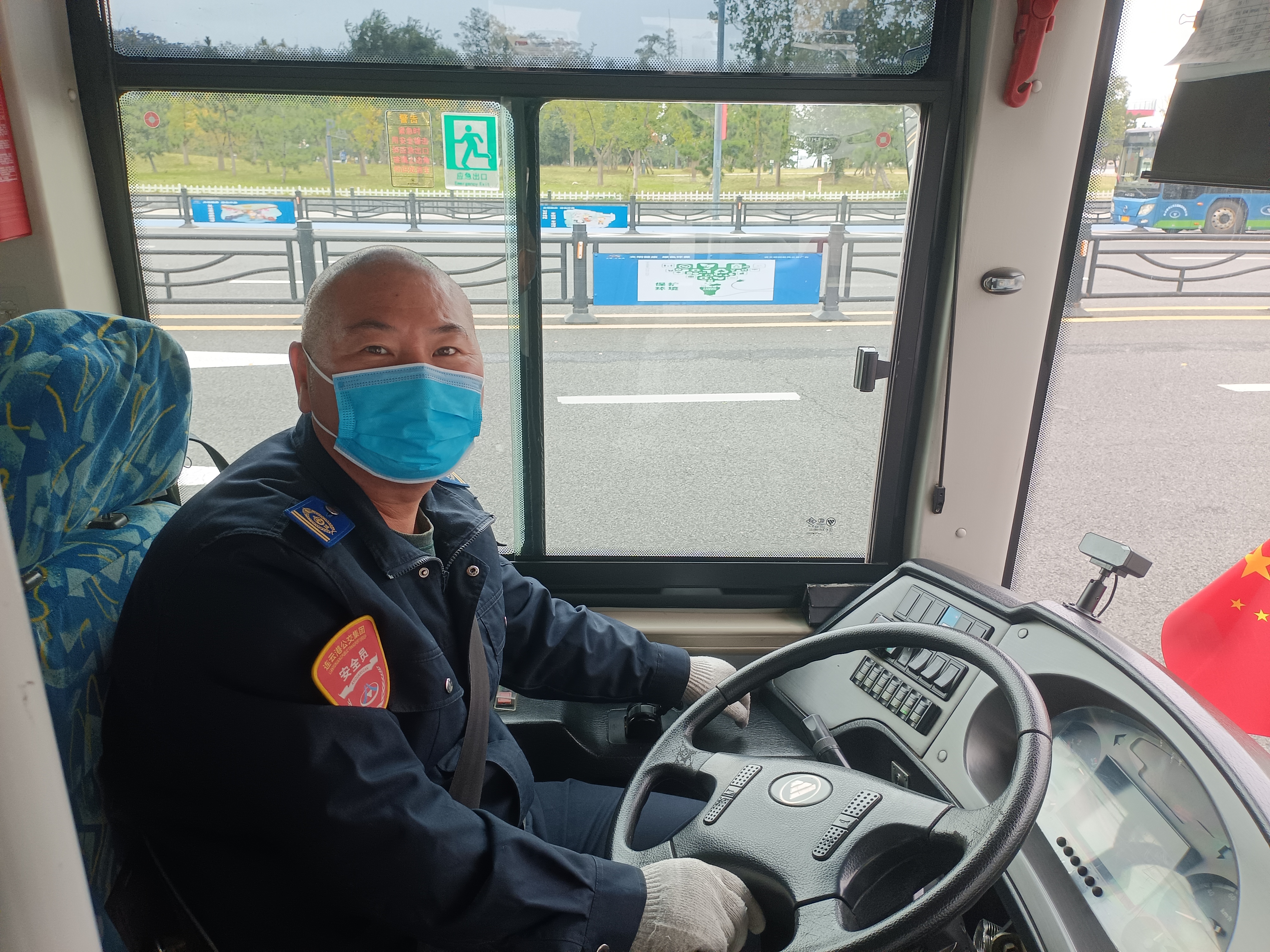 公交集團公交事業(yè)二部35路劉猛及時歸還乘客丟失的包