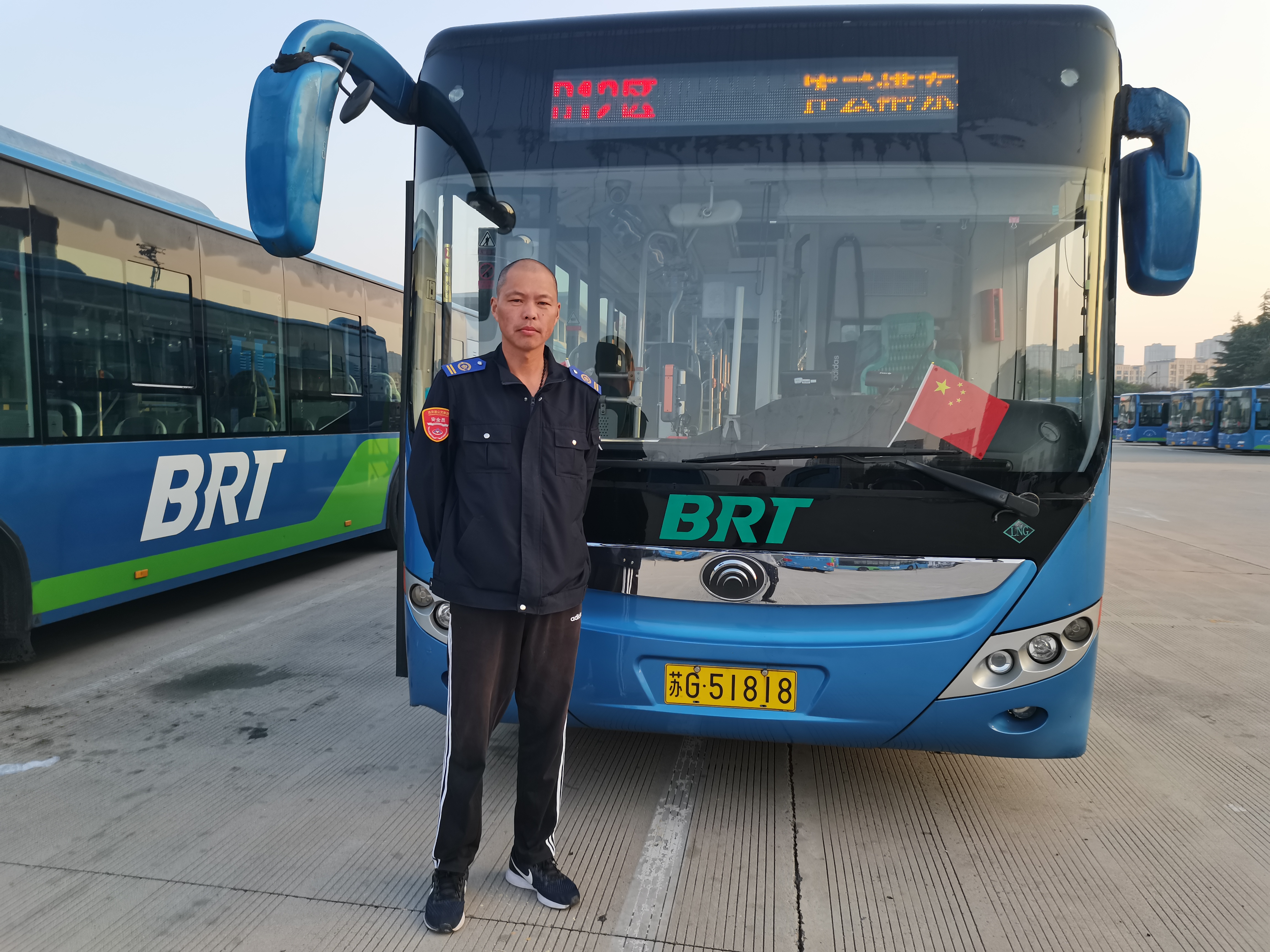 快速公交事業(yè)部B12線駕駛員謝常贏 撿手機獲乘客點贊