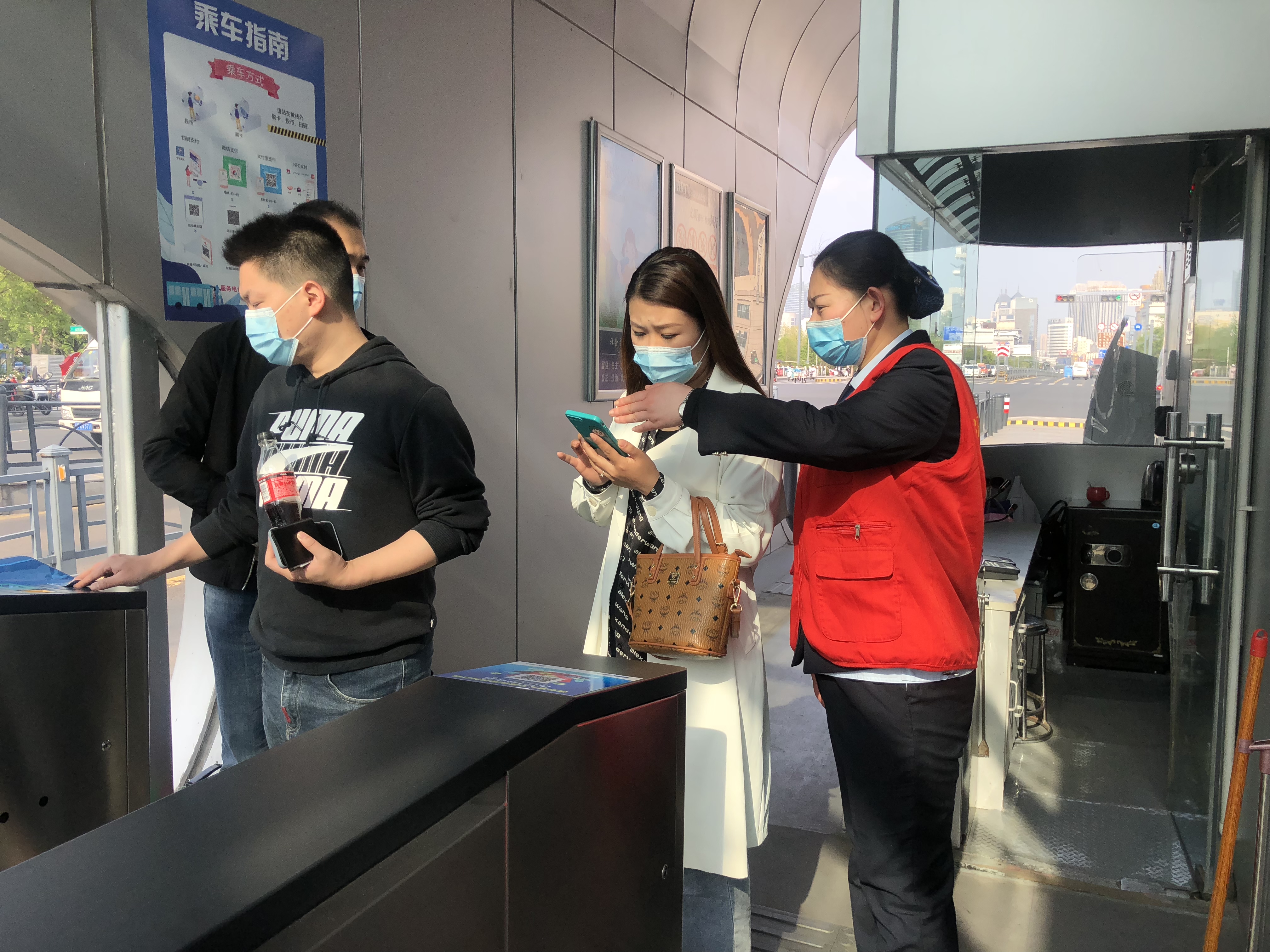 快速公交事業(yè)部站務員張議丹、曹興鑫幫助乘客找回丟失校服獲感謝