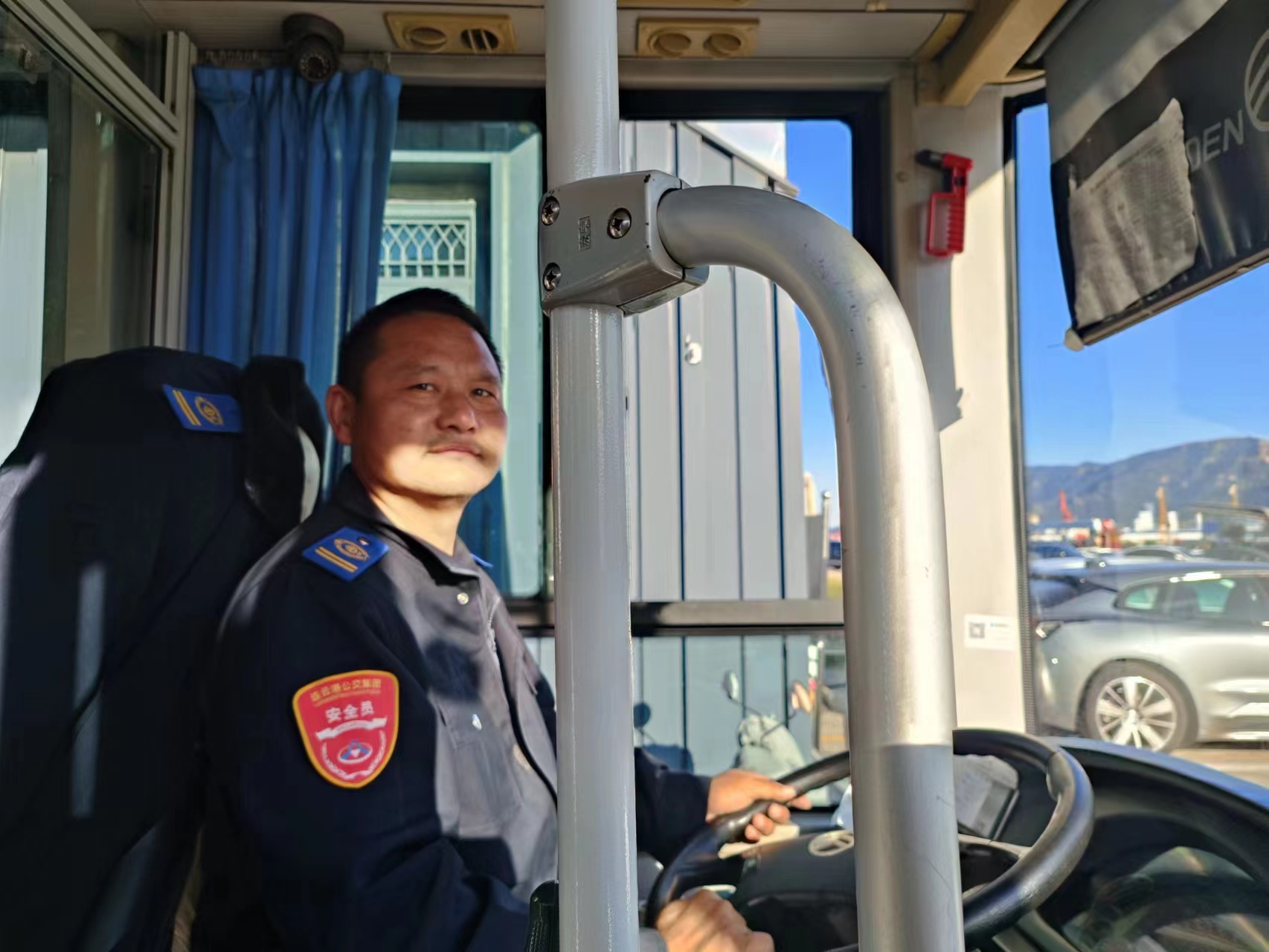 快速公交事業(yè)部B1線駕駛員李偉 撿手機獲乘客感謝