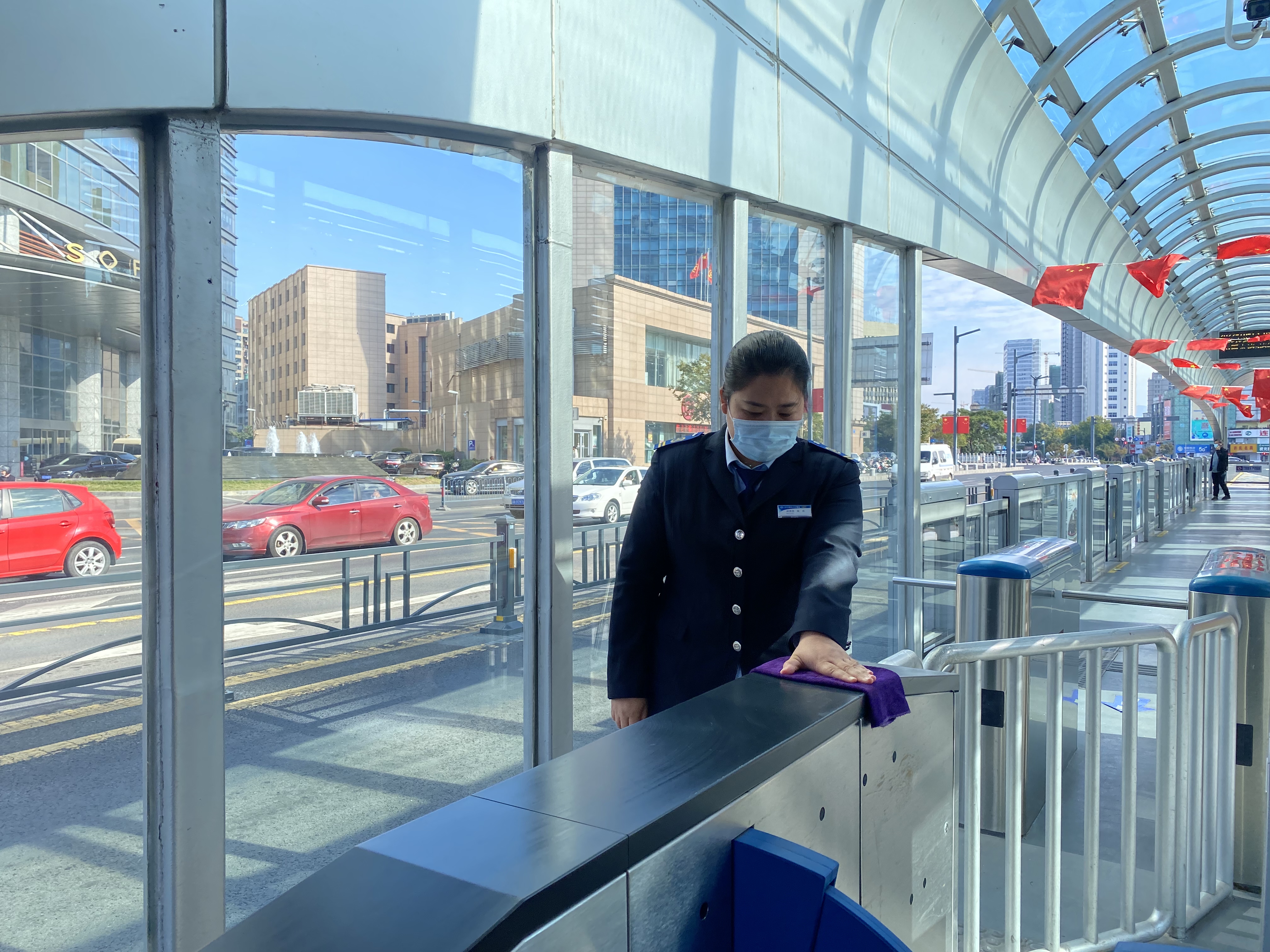 快速公交事業(yè)部站務員聯(lián)手幫助乘客找回丟失的手機獲表揚