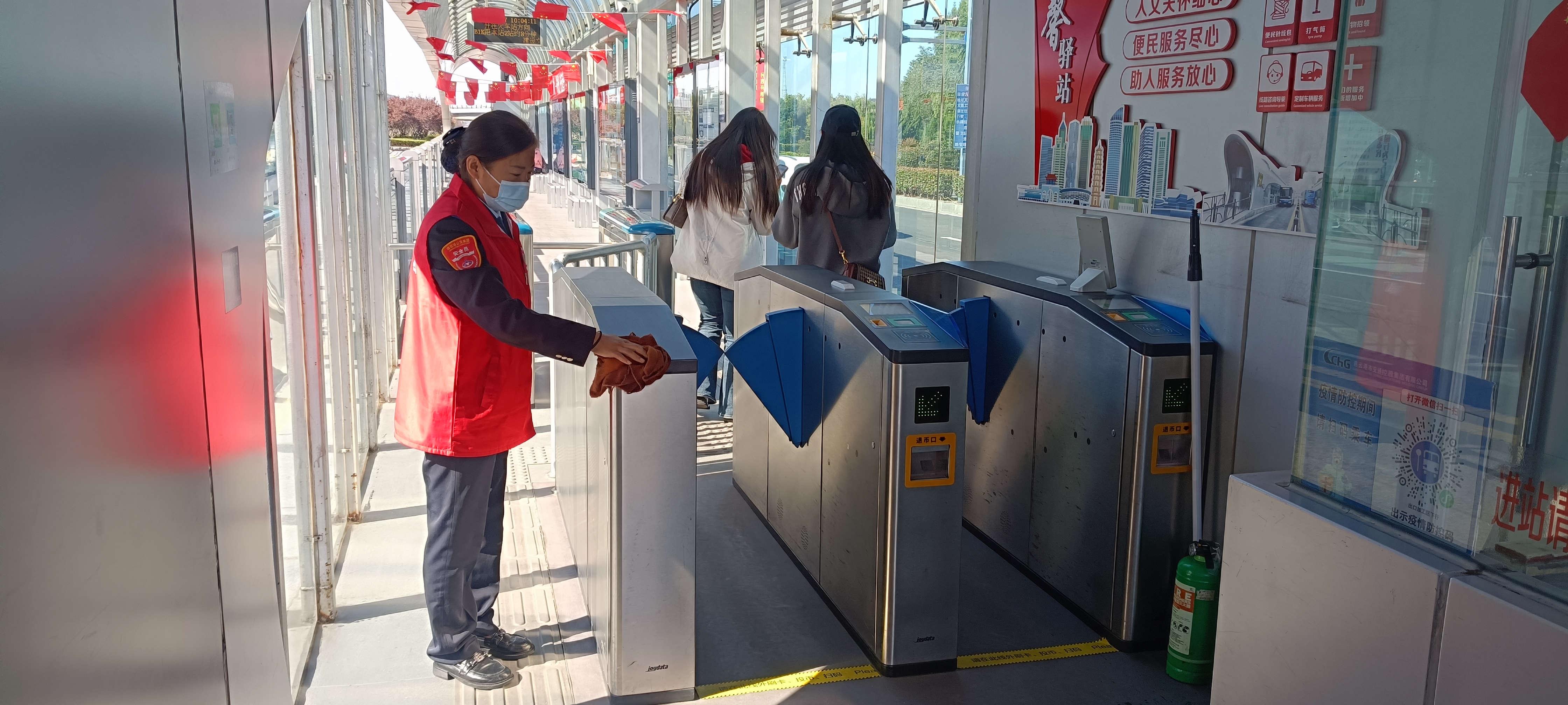 快速公交事業(yè)部站務員孟金幫助乘客找回背包獲感謝