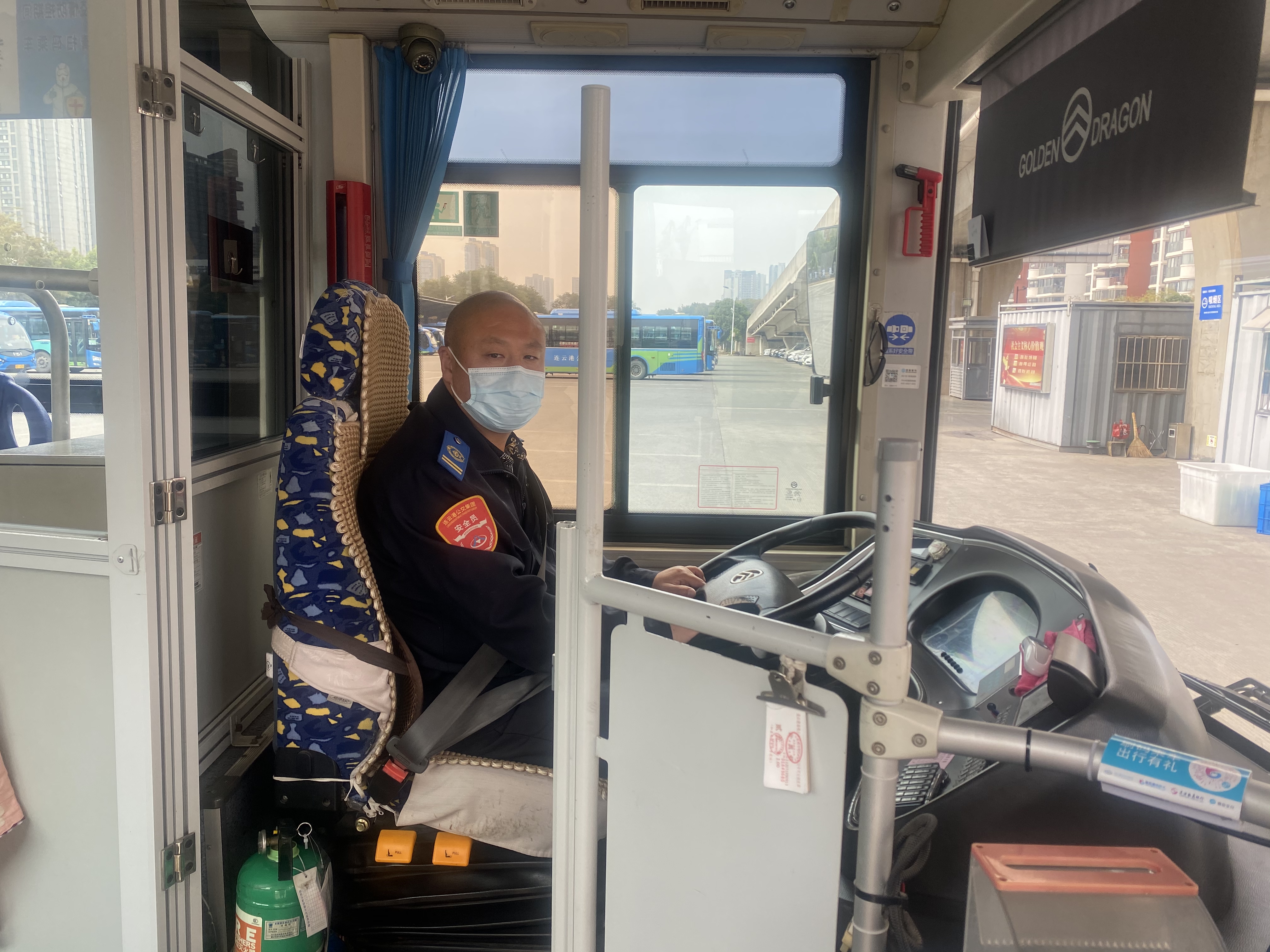 公交游5路駕駛員路煒及時(shí)歸還乘客丟失的手機(jī)