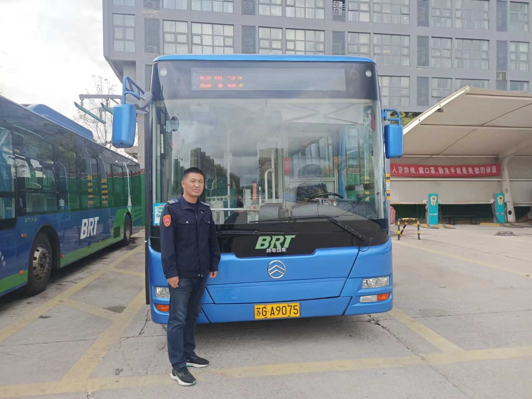 快速公交事業(yè)部B3線駕駛員龔本軍撿到筆記本電腦歸還乘客獲感謝