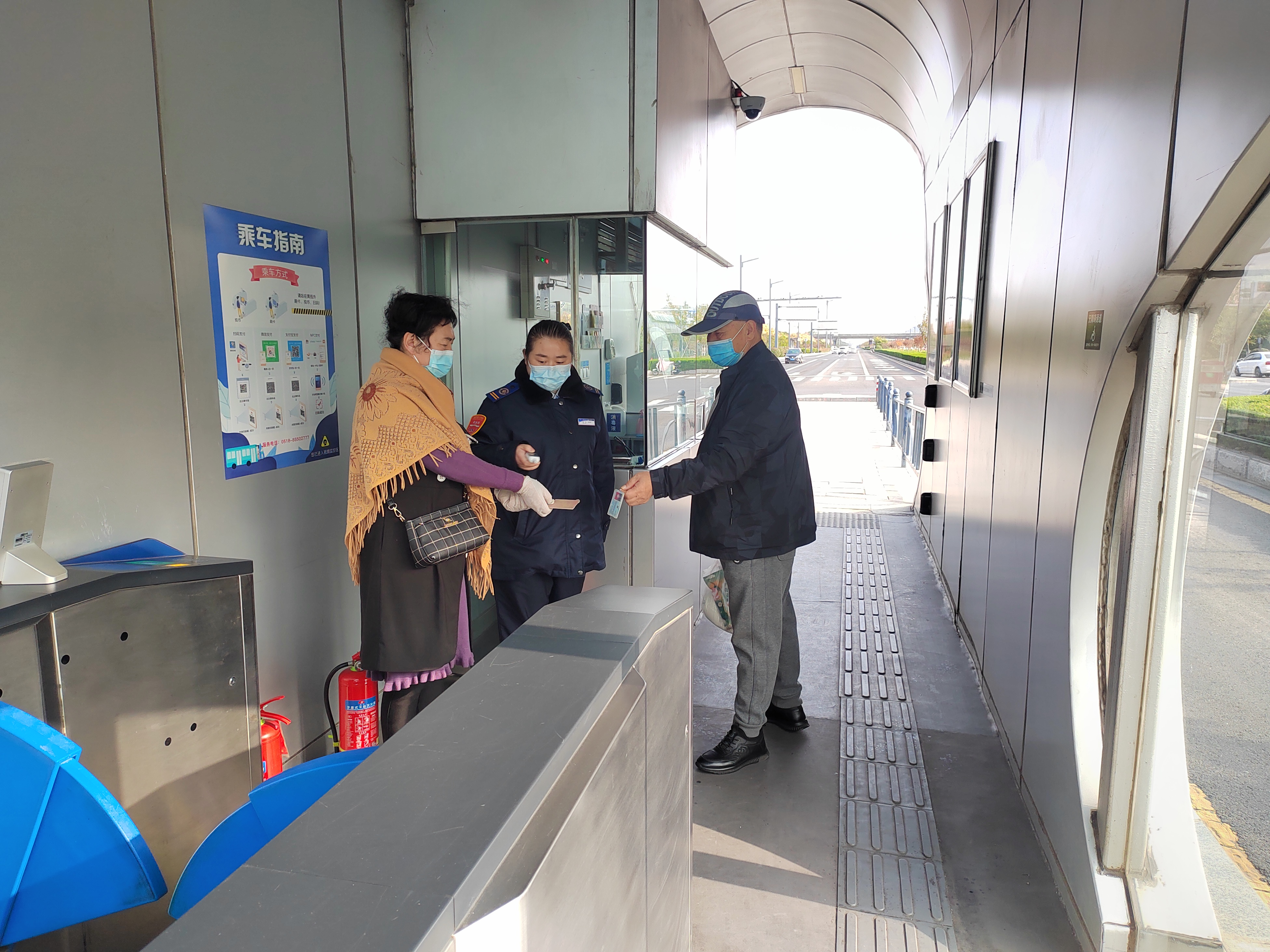 快速公交事業(yè)部站務員趙瑩幫助乘客找回丟失的手機獲感謝