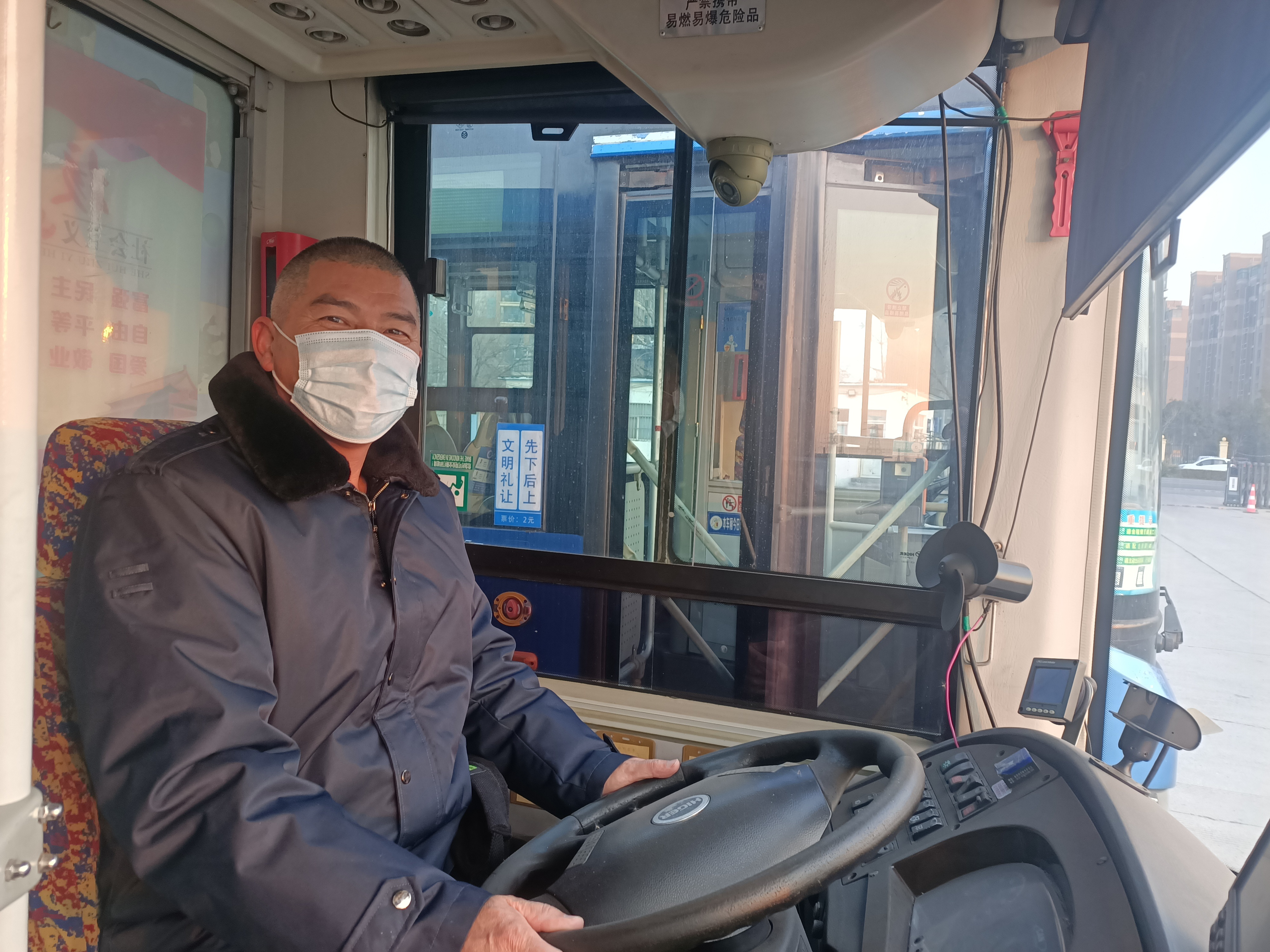 公交集團(tuán)快速公交事業(yè)部調(diào)度員、駕駛員和站務(wù)員接力幫助乘客尋包獲乘客點(diǎn)贊