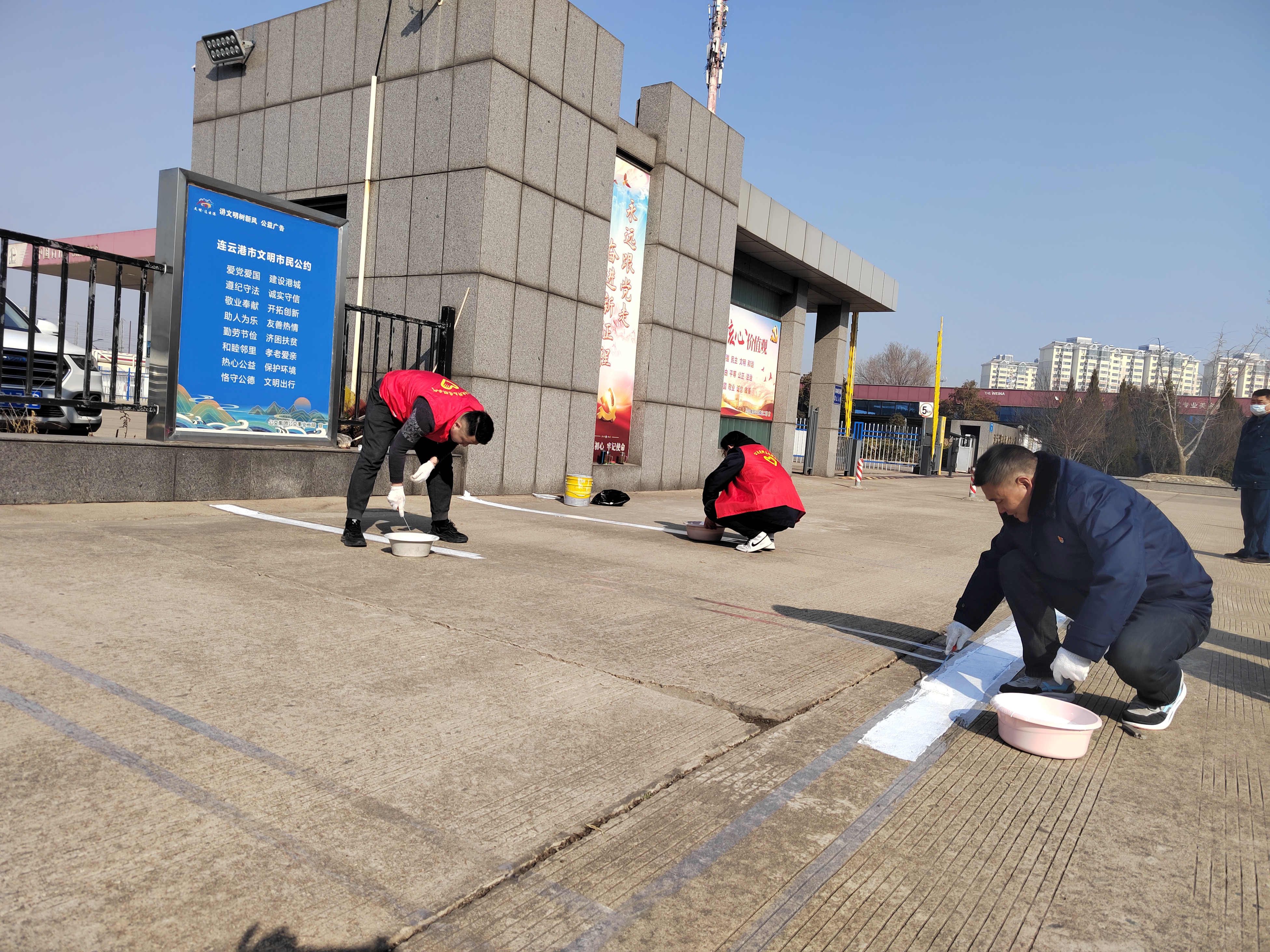 公交集團公交事業(yè)二部組織開展場站 停車位劃線志愿服務活動