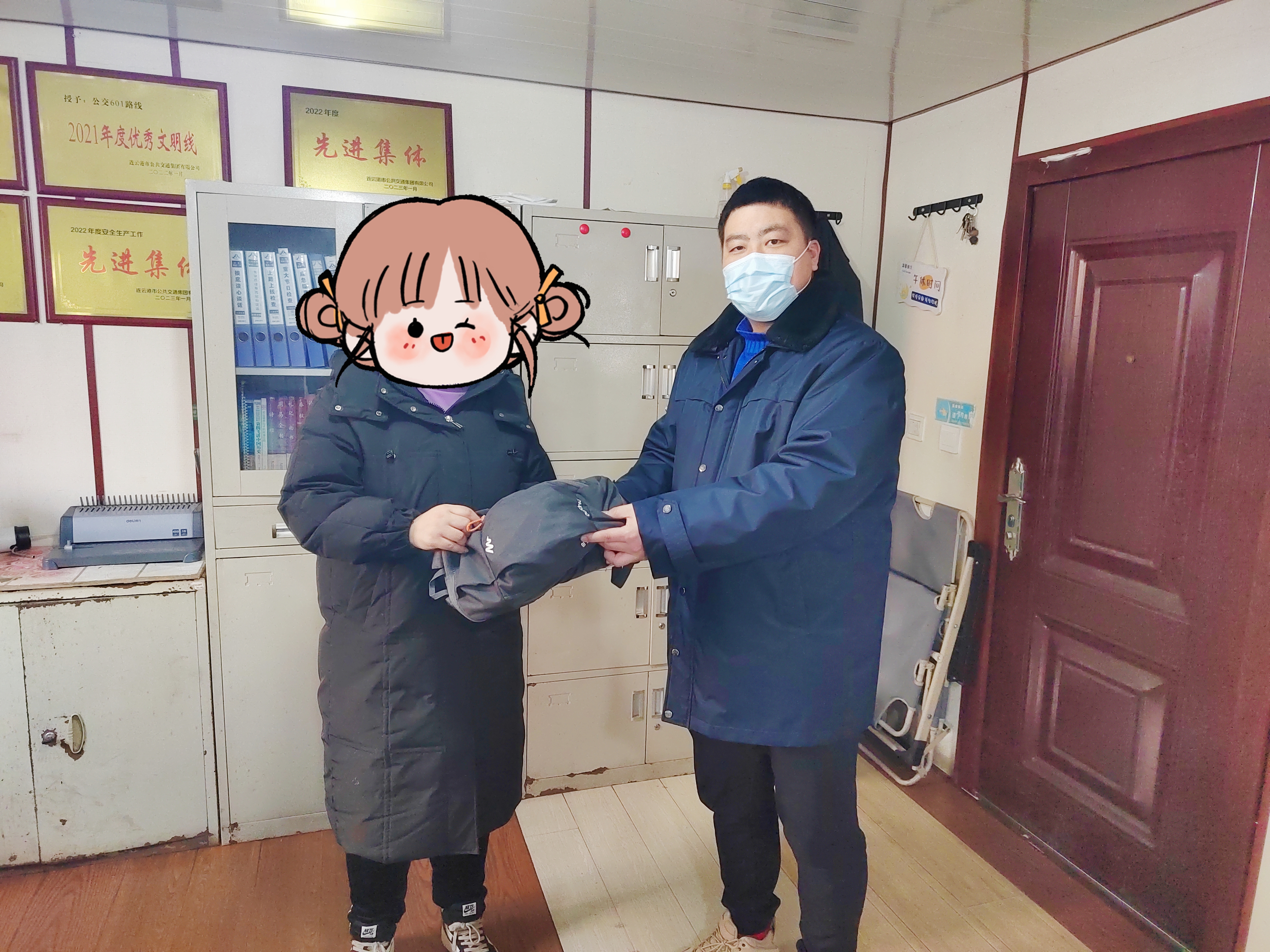 近萬元港幣、澳門幣落公交，司機(jī)撿到歸還