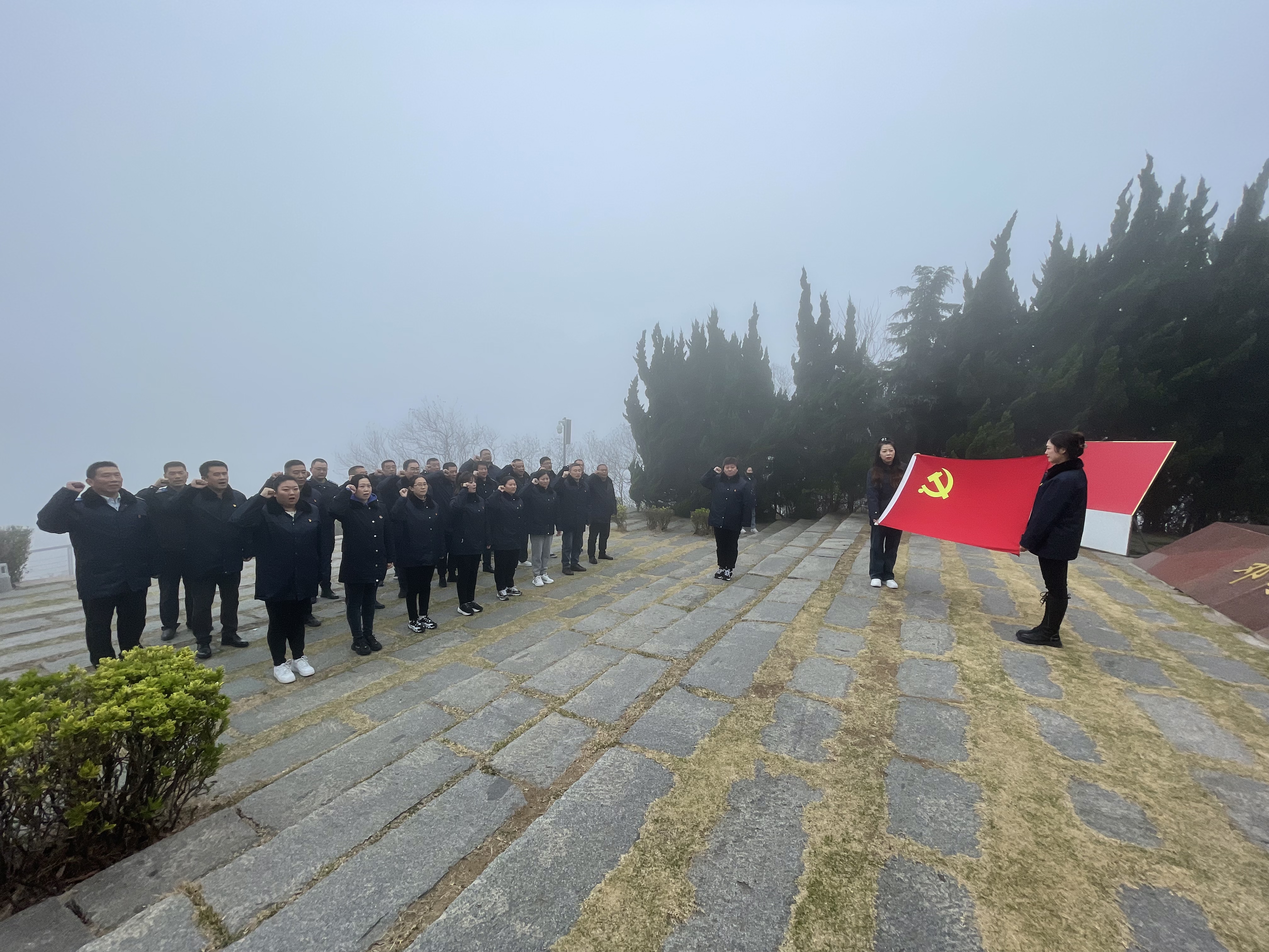 公交集團(tuán)公交事業(yè)一部至鄧小平公園開展警示教育活動(dòng)