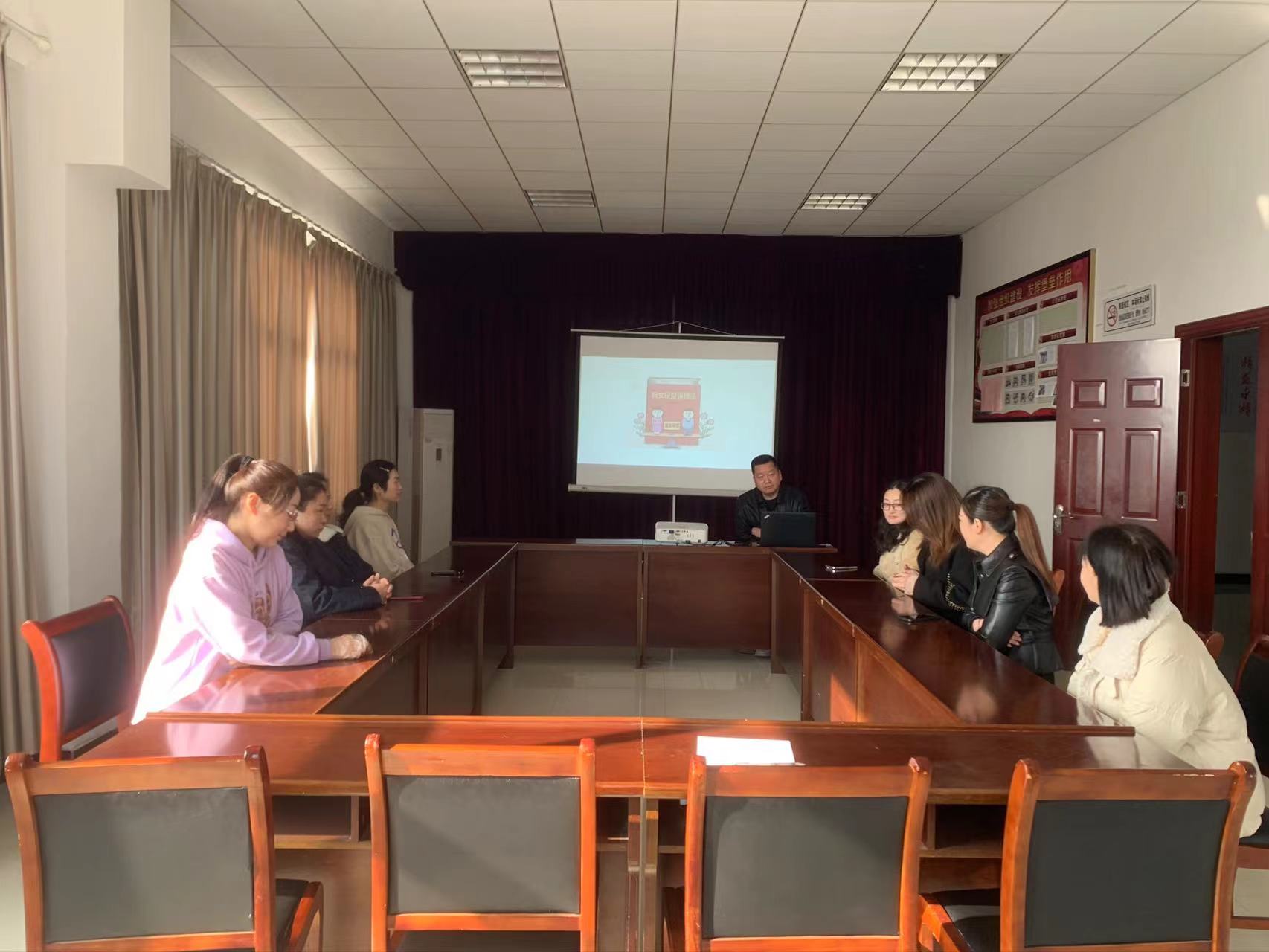 公交機務技術(shù)事業(yè)部開展女職工普法宣傳 活動——學習《婦女權(quán)益保障法》