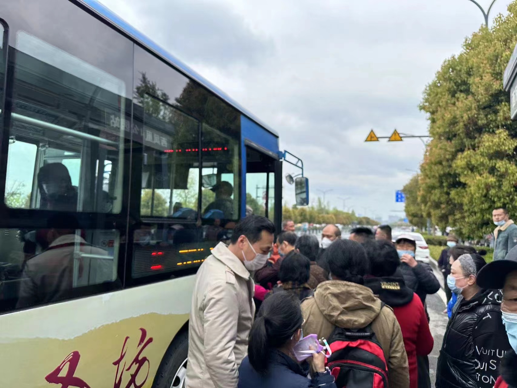 逛廟會(huì)賞民俗 公交保障顯擔(dān)當(dāng)