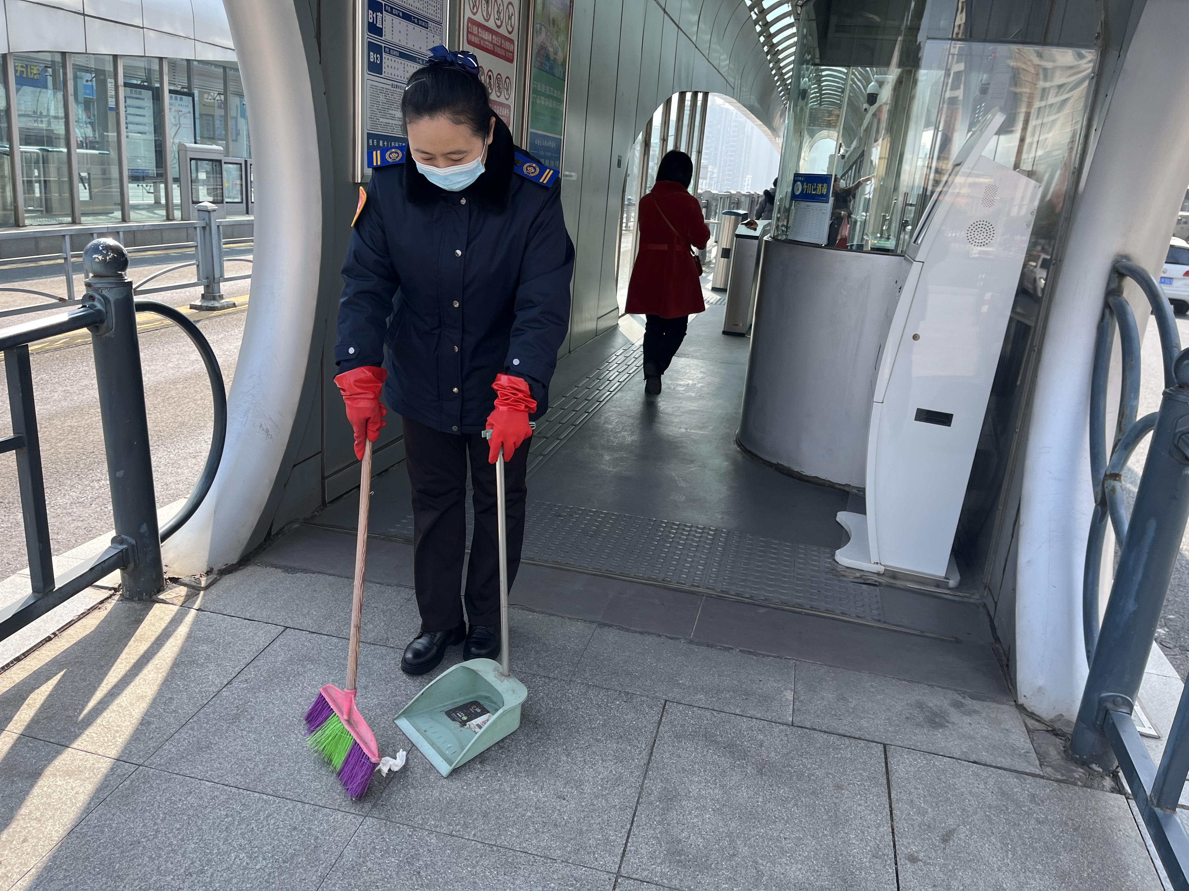 快速公交事業(yè)部站務(wù)員葛粉娣歸還乘客丟失的行李箱獲感謝