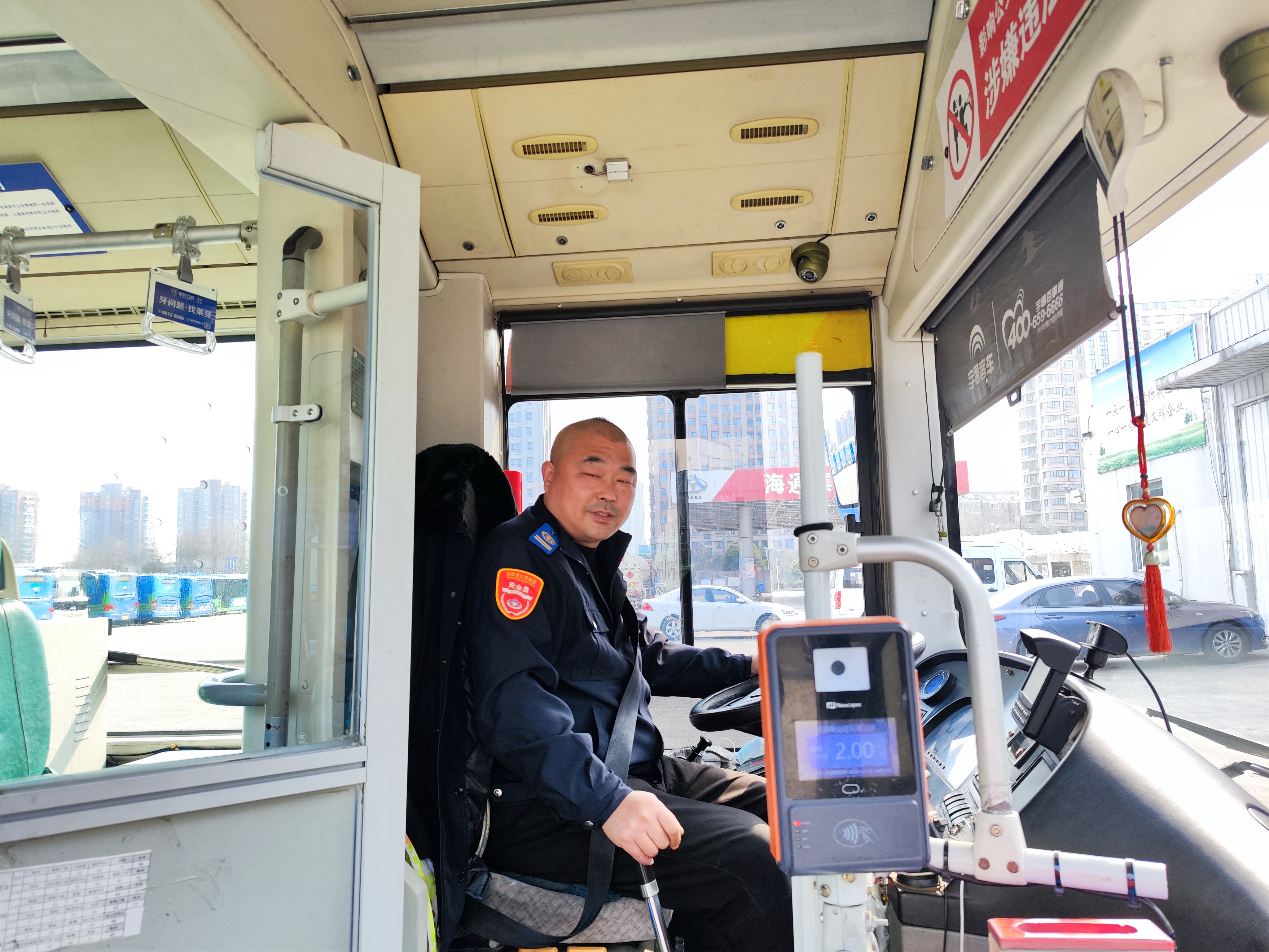 快速公交事業(yè)部B12線駕駛員 姚偉奮勇救火，彰顯社會正能量