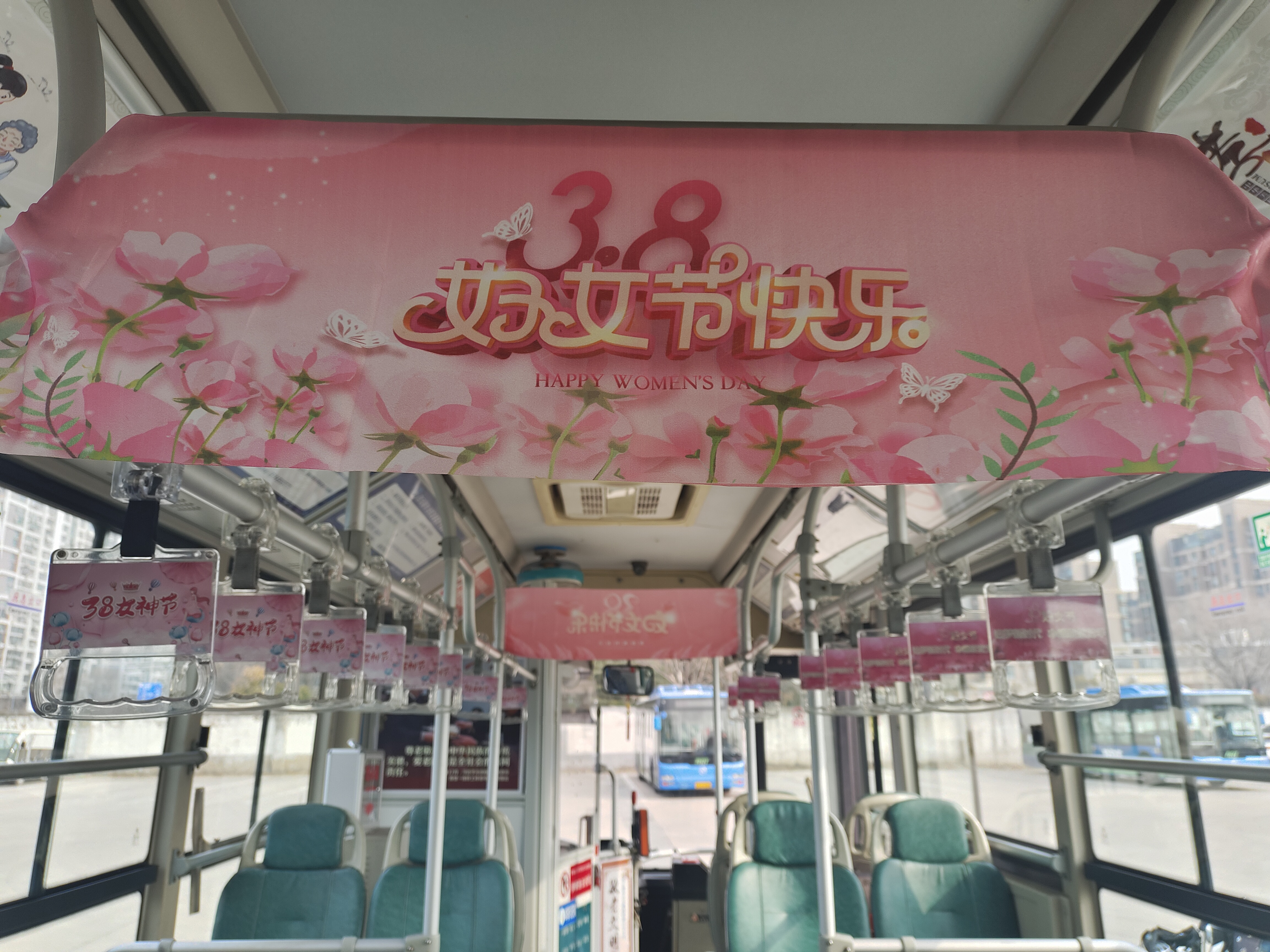 快速公交事業(yè)部打造B3“三八節(jié)”主題車廂