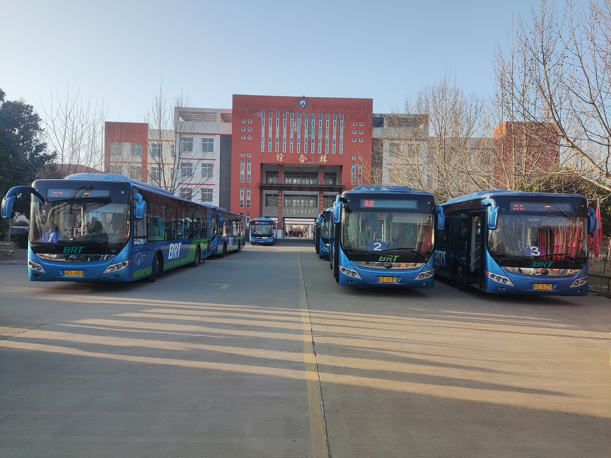 快速公交事業(yè)部圓滿完成白塔初級中學定制公交任務