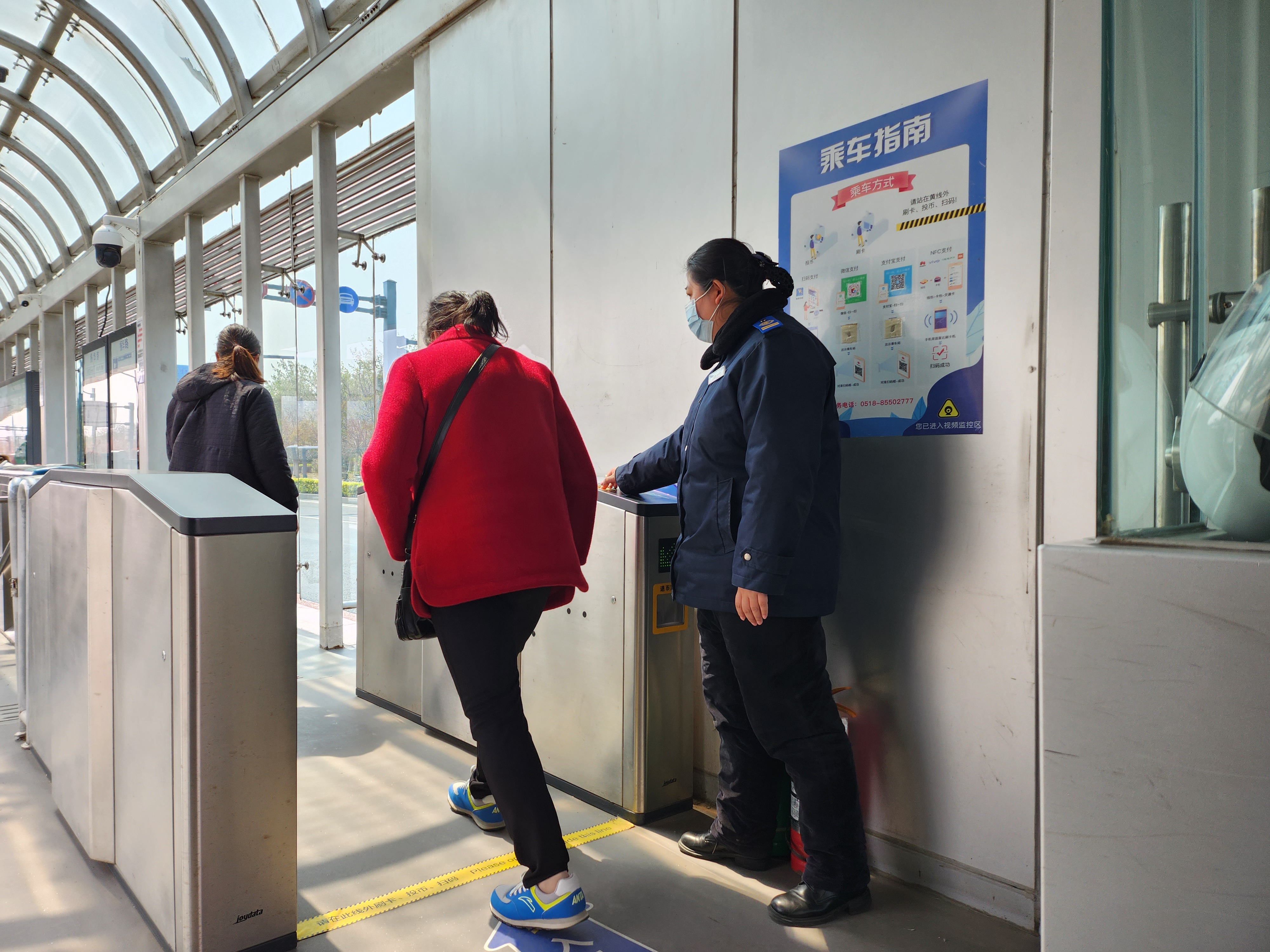 快速公交事業(yè)部站務(wù)員孫楠歸還乘客丟失的手機(jī)獲感謝