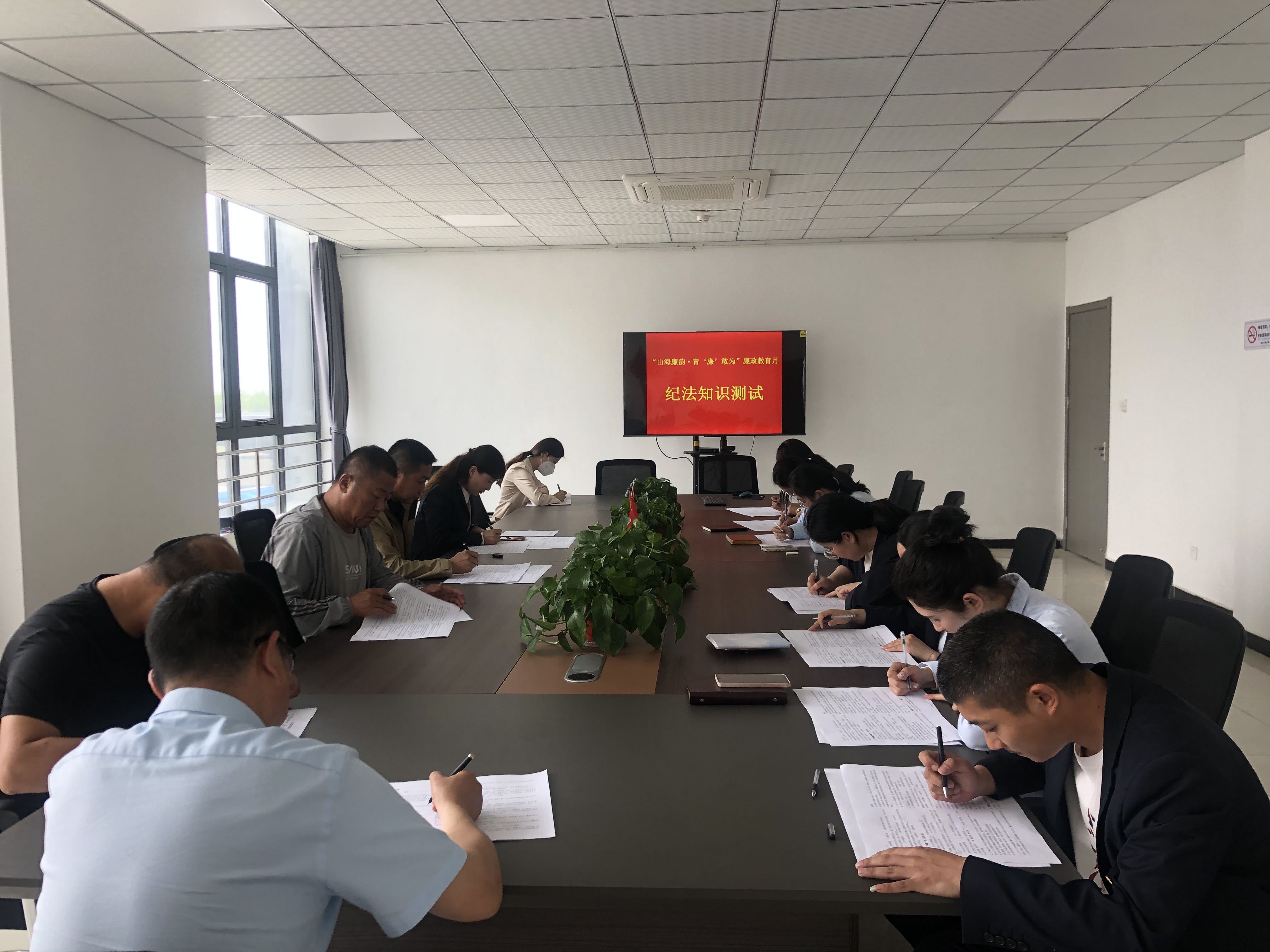 公交集團經(jīng)營發(fā)展事業(yè)部組織黨員干部及年輕職工開展紀法知識測試