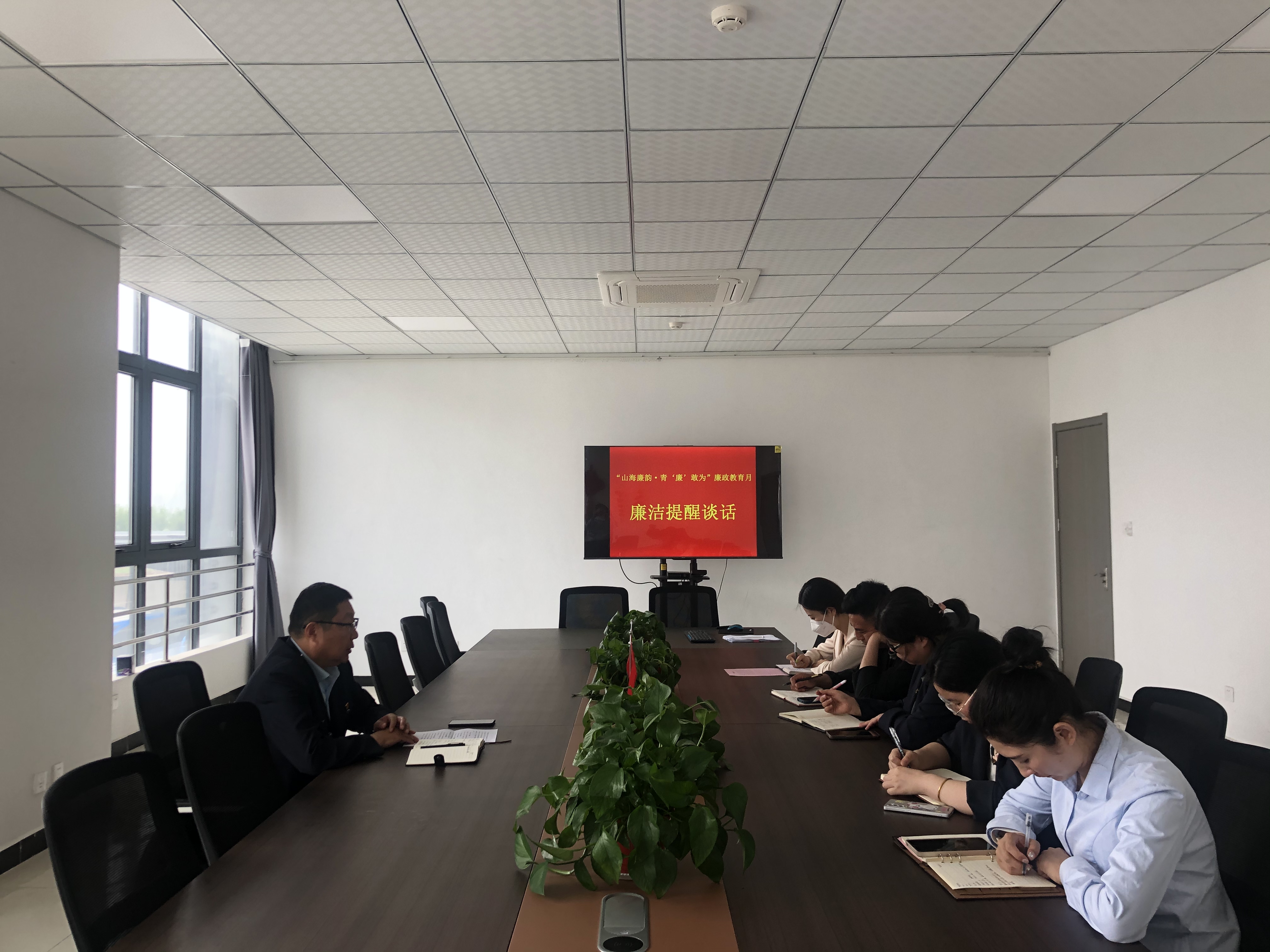 公交集團經(jīng)營發(fā)展事業(yè)部開展年輕干部職工廉潔 提醒談話