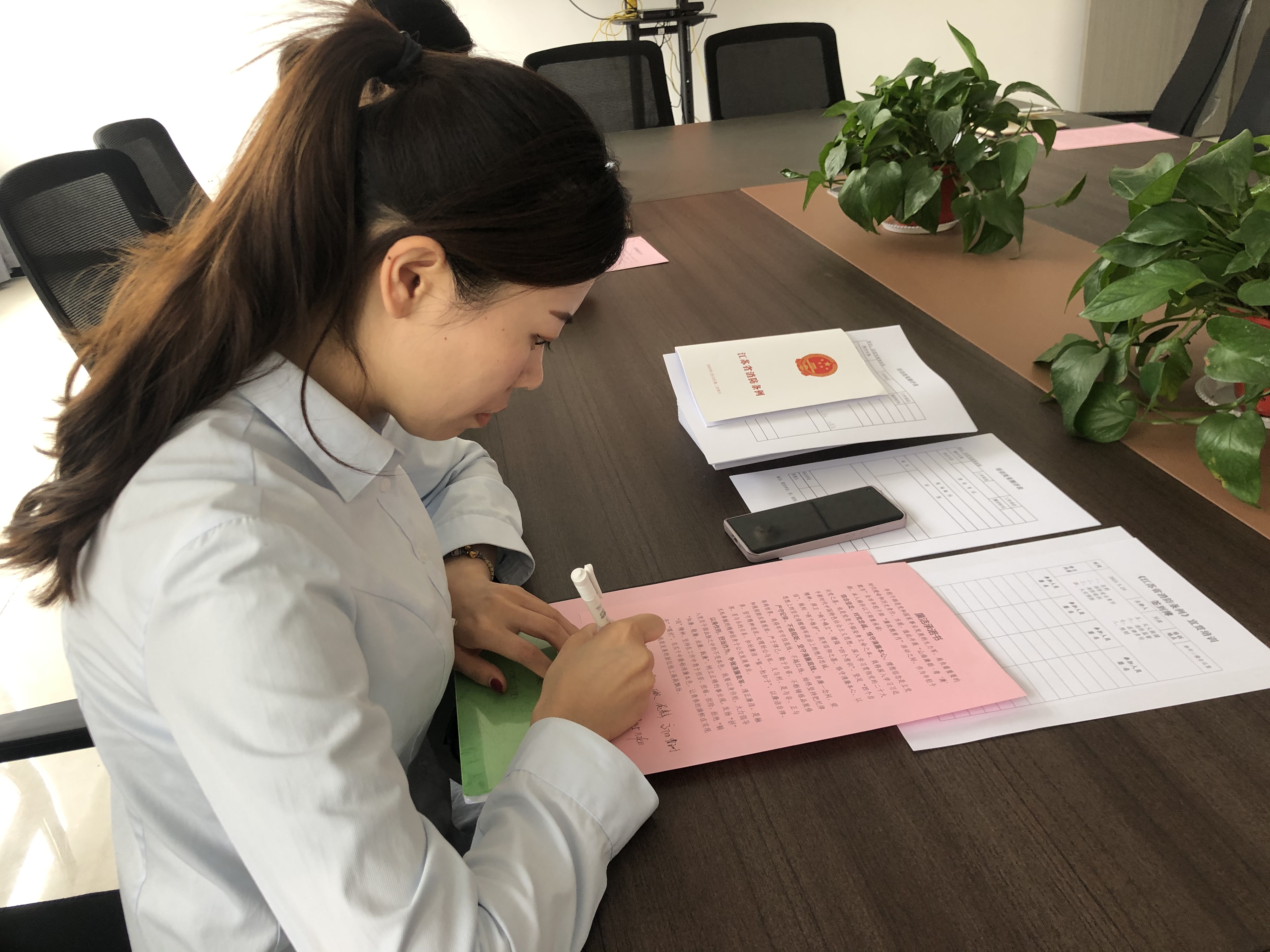 公交集團經(jīng)營發(fā)展事業(yè)部組織召開“青廉”承諾書簽訂會