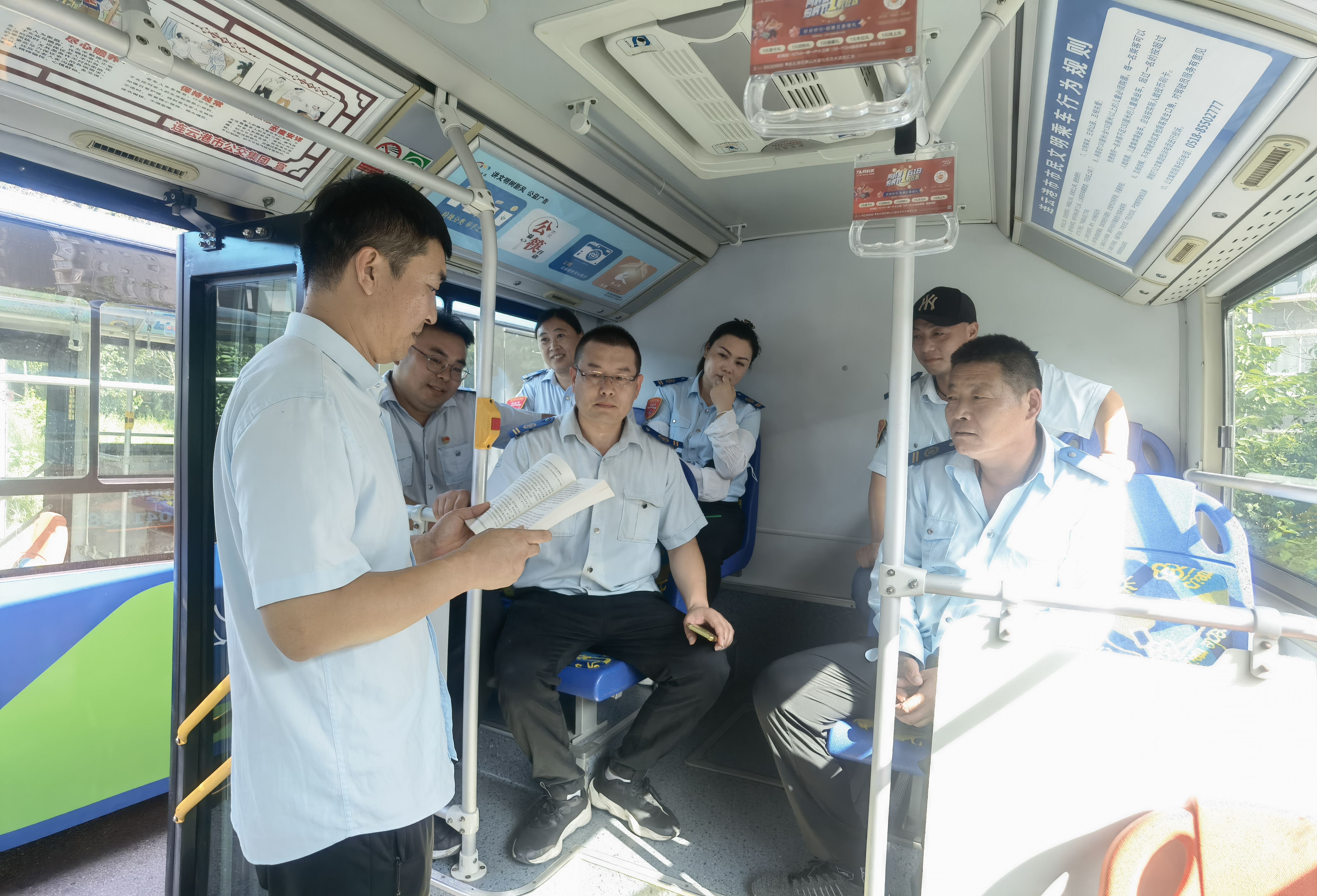 公交集團(tuán)公交事業(yè)一部黨支部開展“送黨課進(jìn)車廂”活動(dòng)