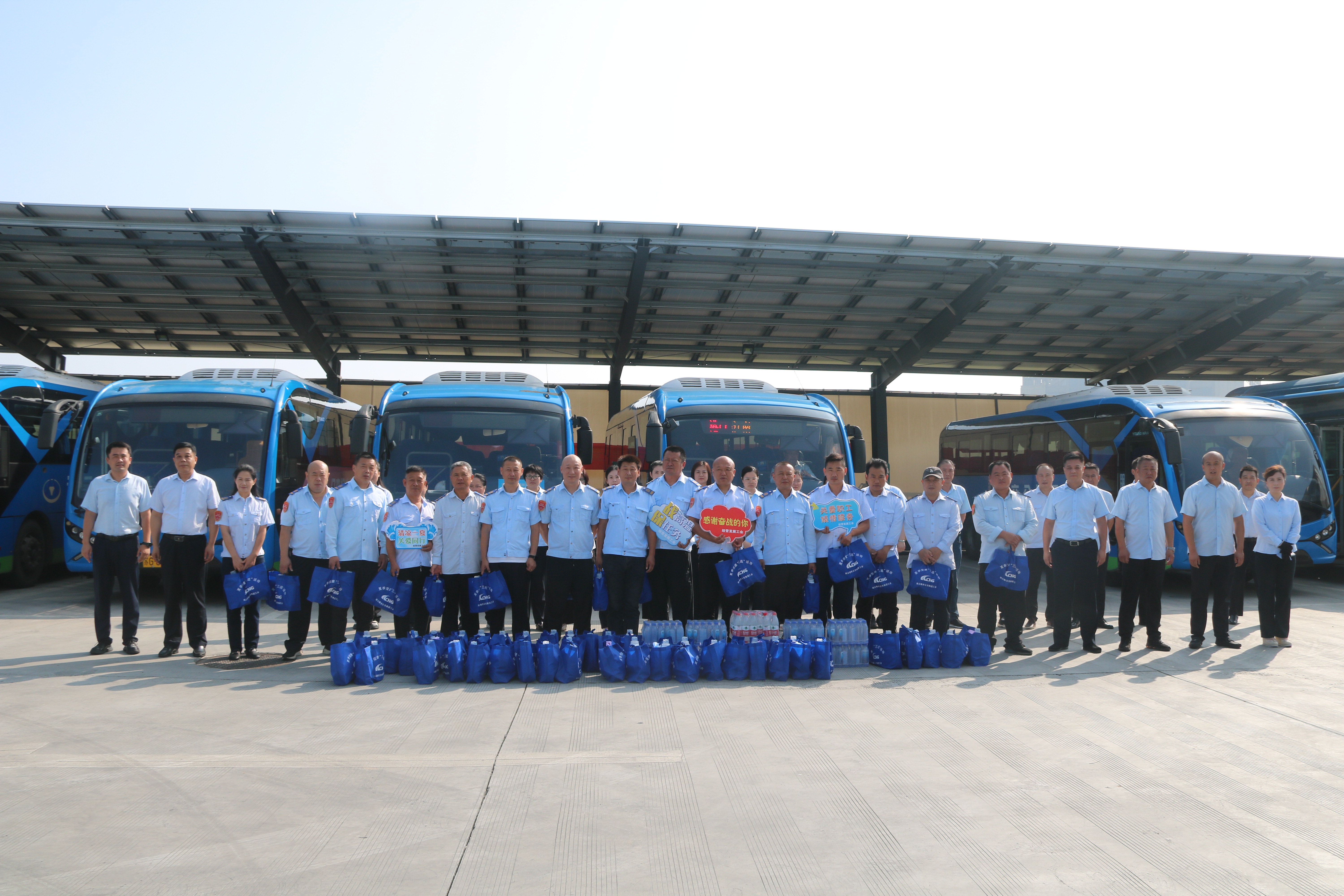 公交集團(tuán)開(kāi)展送清涼慰問(wèn)活動(dòng)