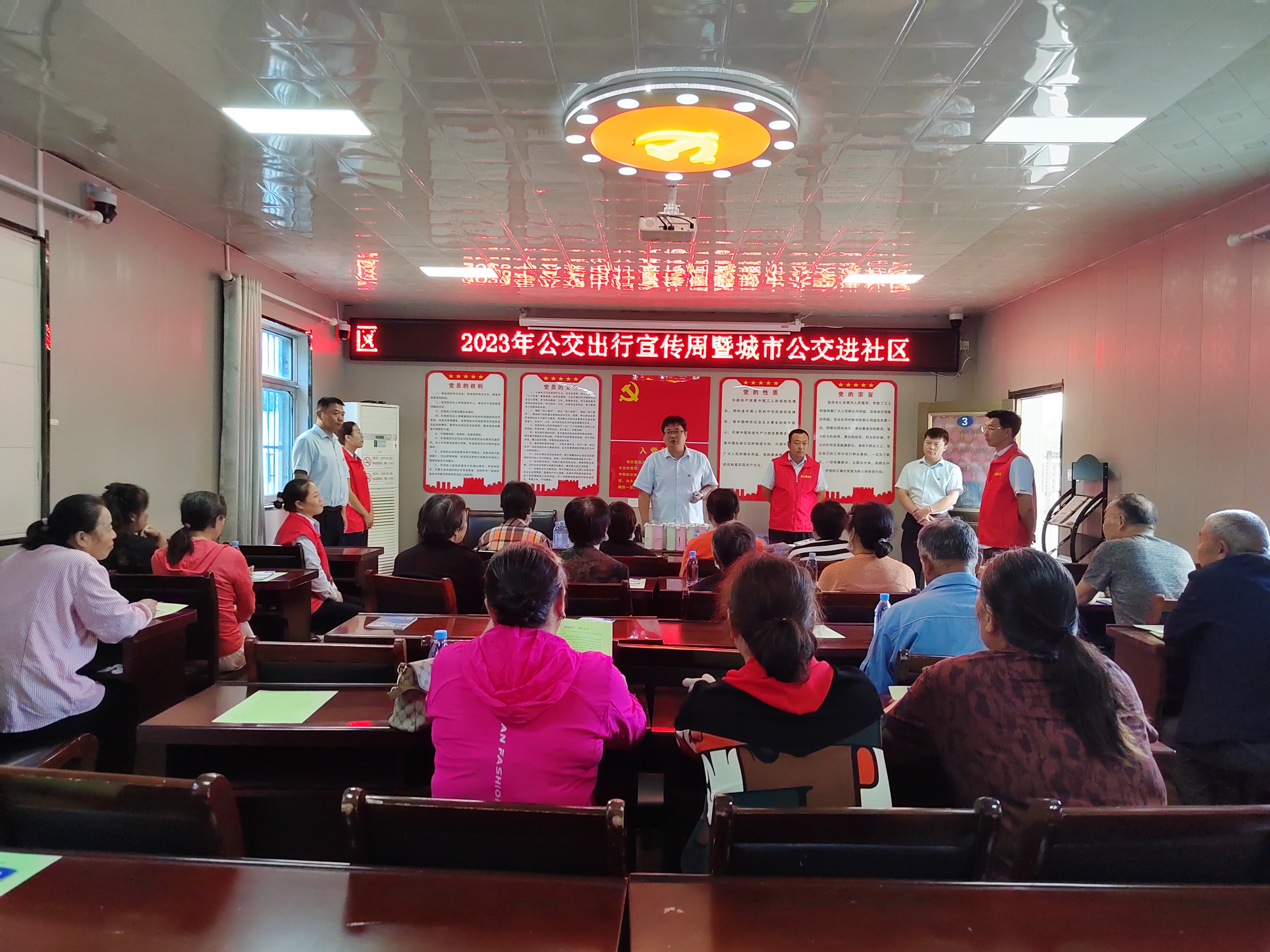 “聽(tīng)取民意 提高服務(wù)”公交集團(tuán)公交事業(yè)二部走進(jìn)板橋社區(qū)