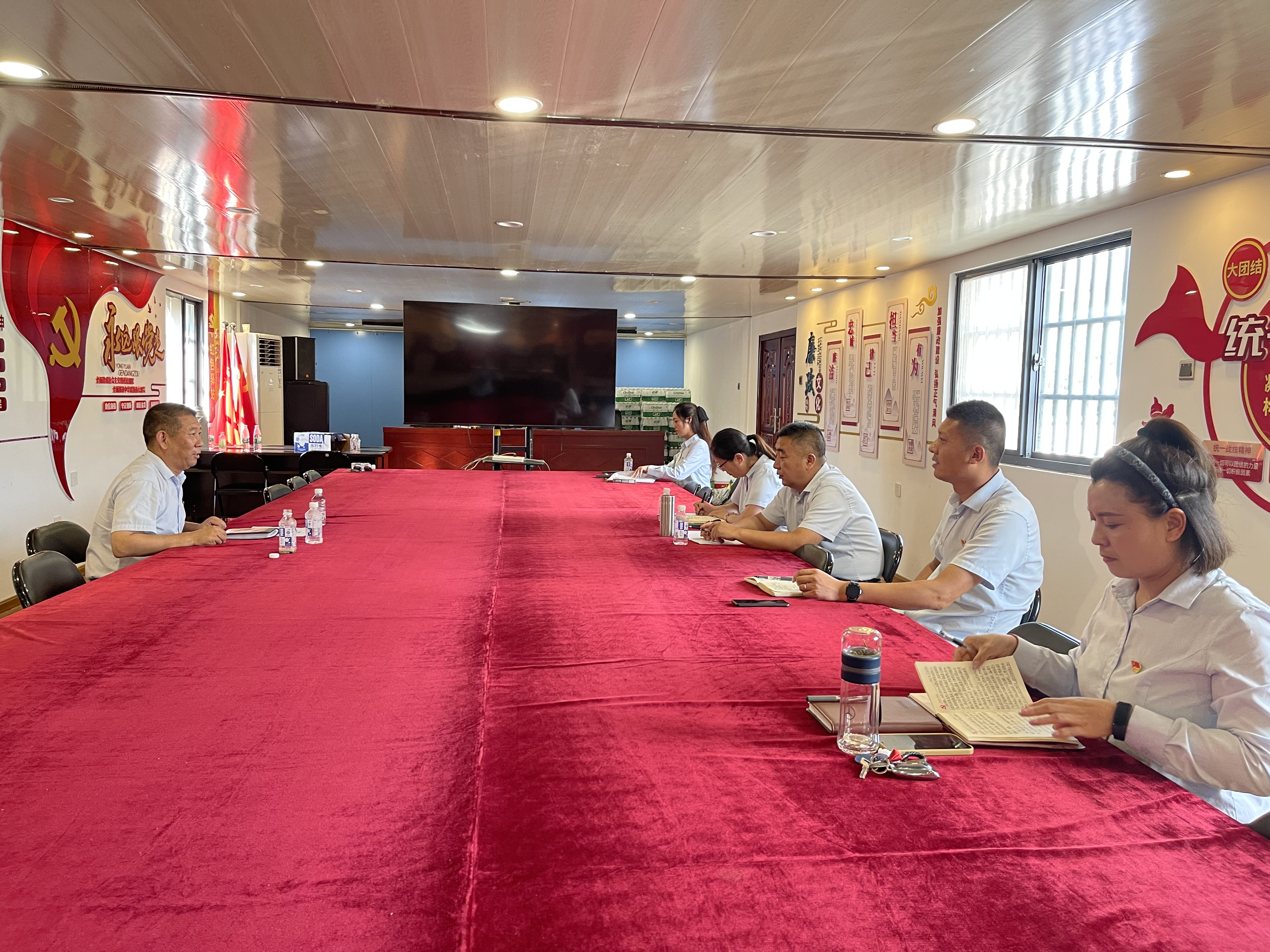 公交集團(tuán)公交事業(yè)一部理論中心組專題學(xué)習(xí)研討《習(xí)近平新時(shí)代中國特色社會(huì)主義思想學(xué)習(xí)綱要（2023年版）》