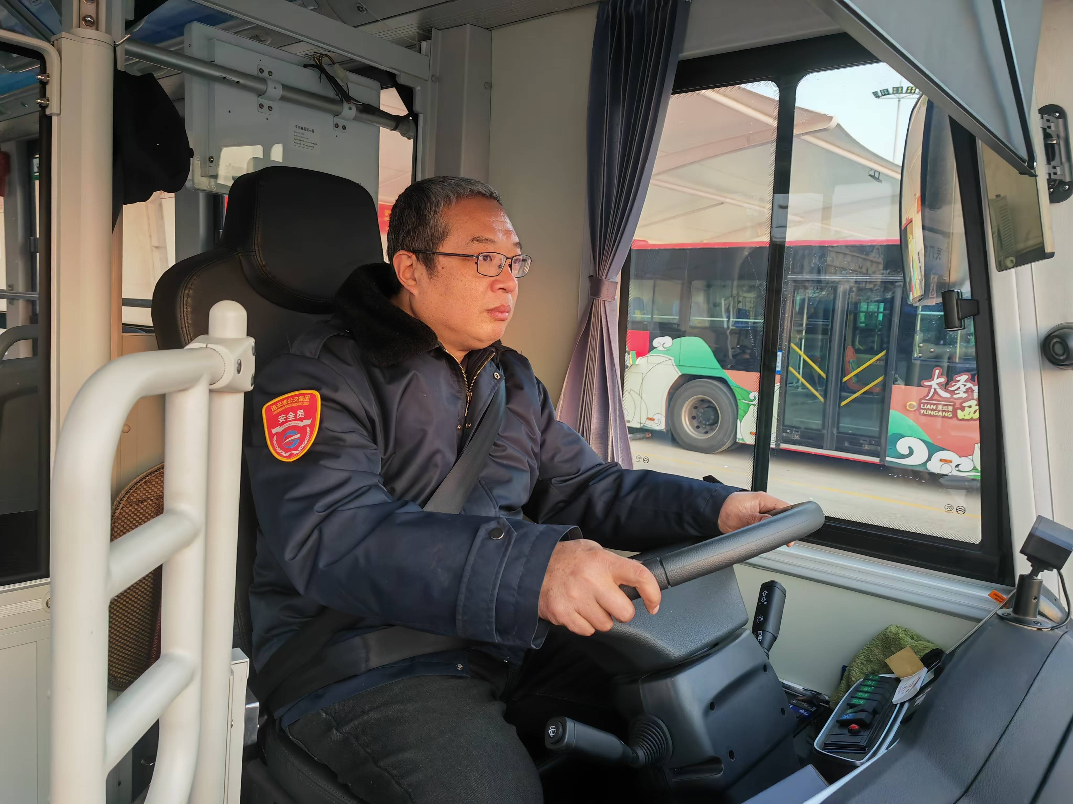 【公交正能量】19路駕駛員紀(jì)曙林拾金不昧被12345熱線表?yè)P(yáng)