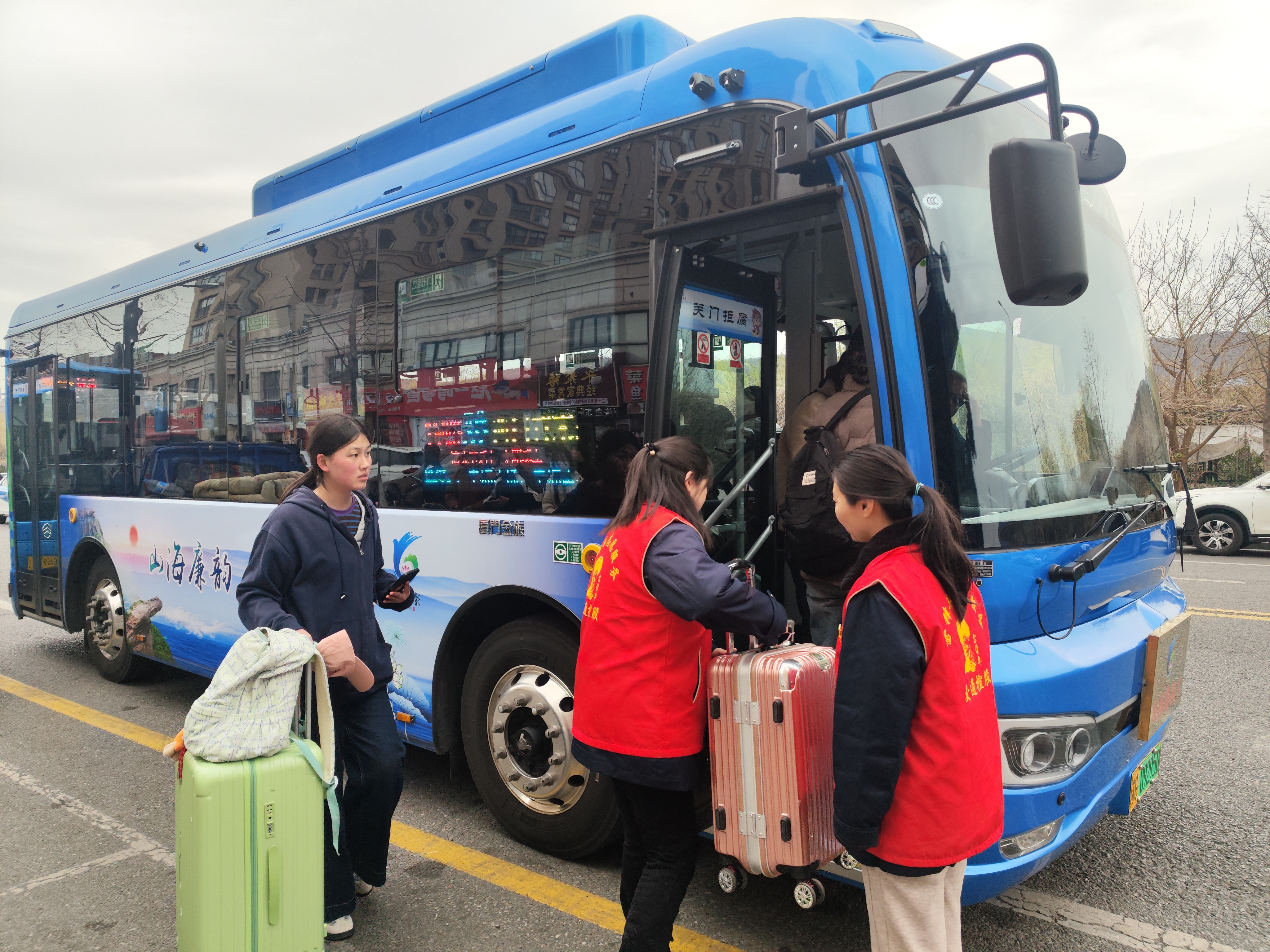 海通公交在廉政車廂開展志愿服務(wù)活動(dòng)