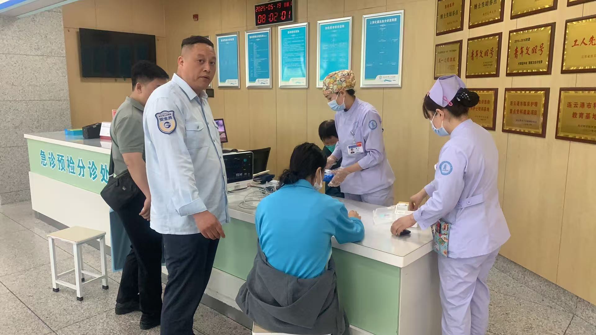 學(xué)生突發(fā)暈厥，公交集團(tuán)快速公交公司B12線 駕駛員王海平緊急救助