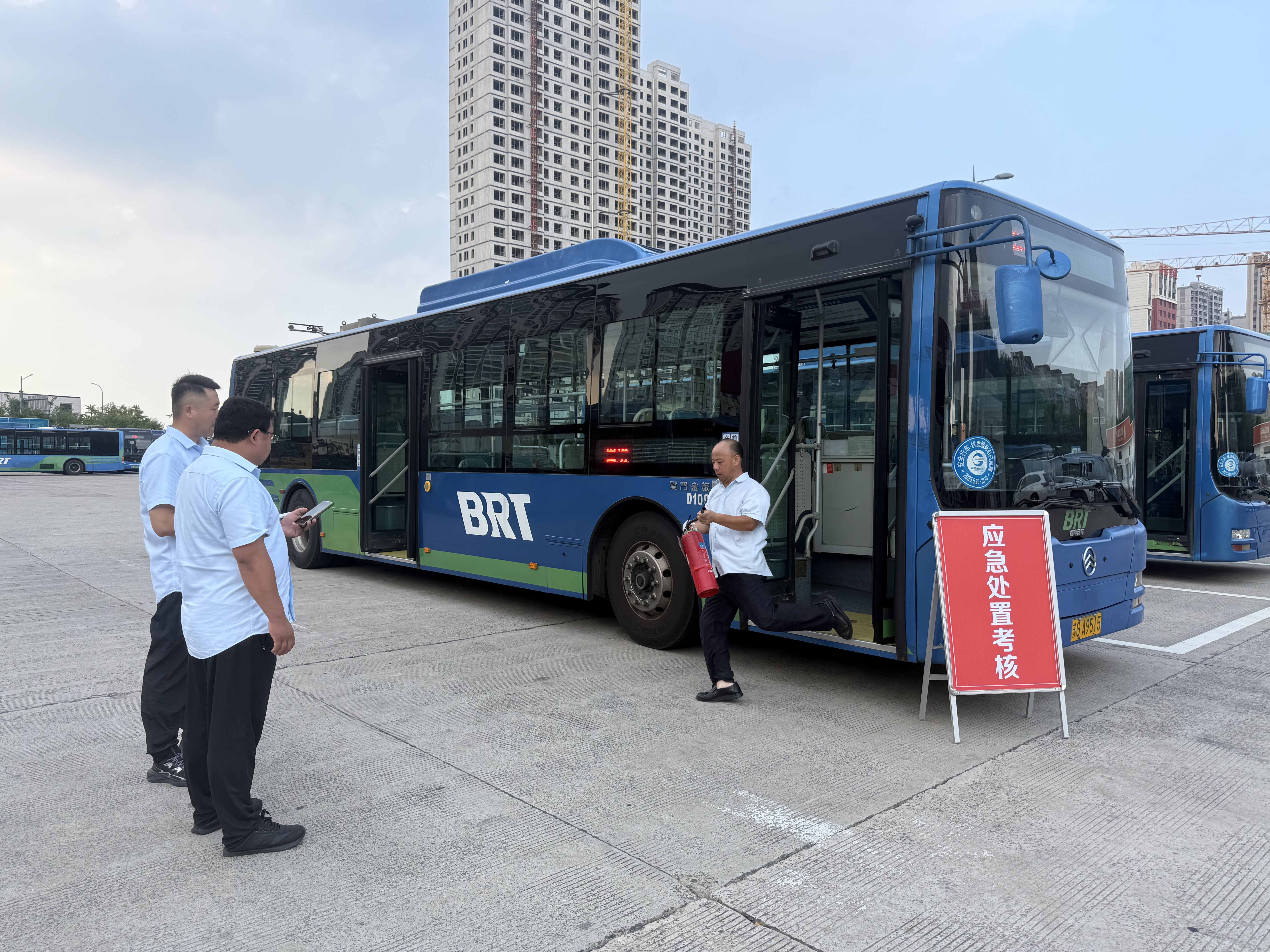 公交集團(tuán)快速公交公司開(kāi)展突發(fā)事件應(yīng)急處置考核  筑牢安全防線