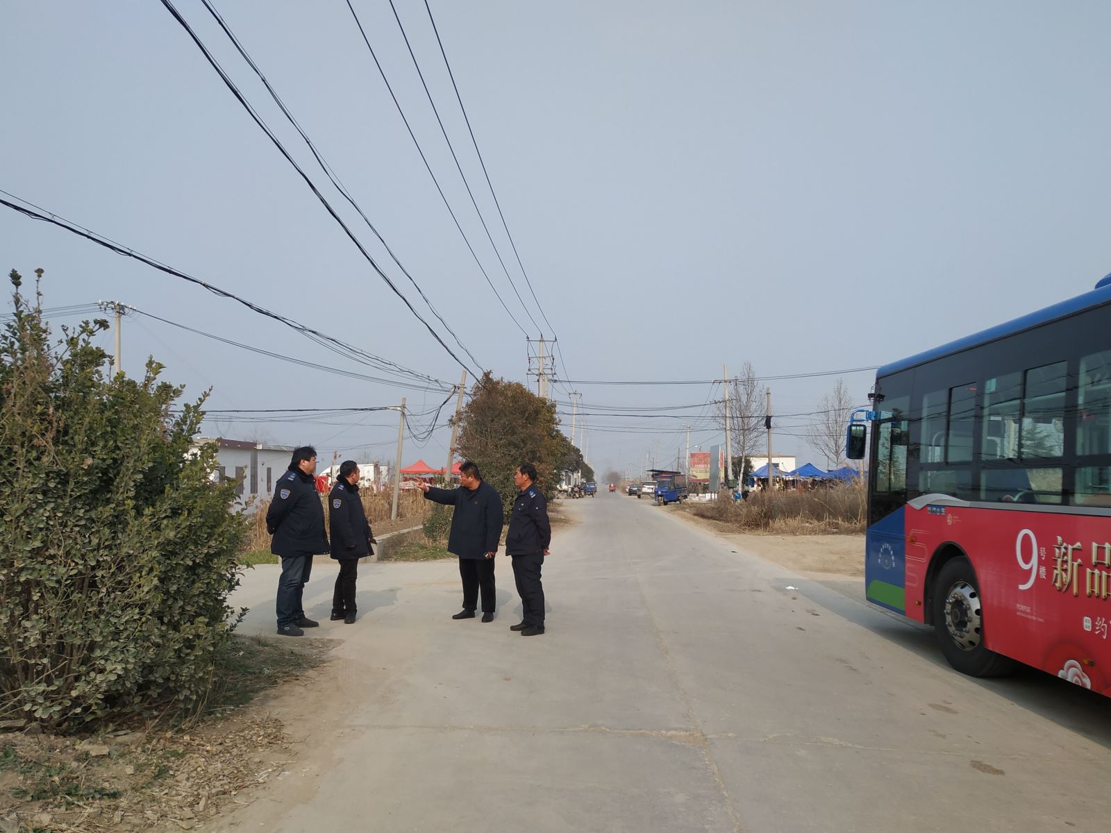 公交集團(tuán)公交事業(yè)二部開展鳳凰村專線實地調(diào)研 保安全行車