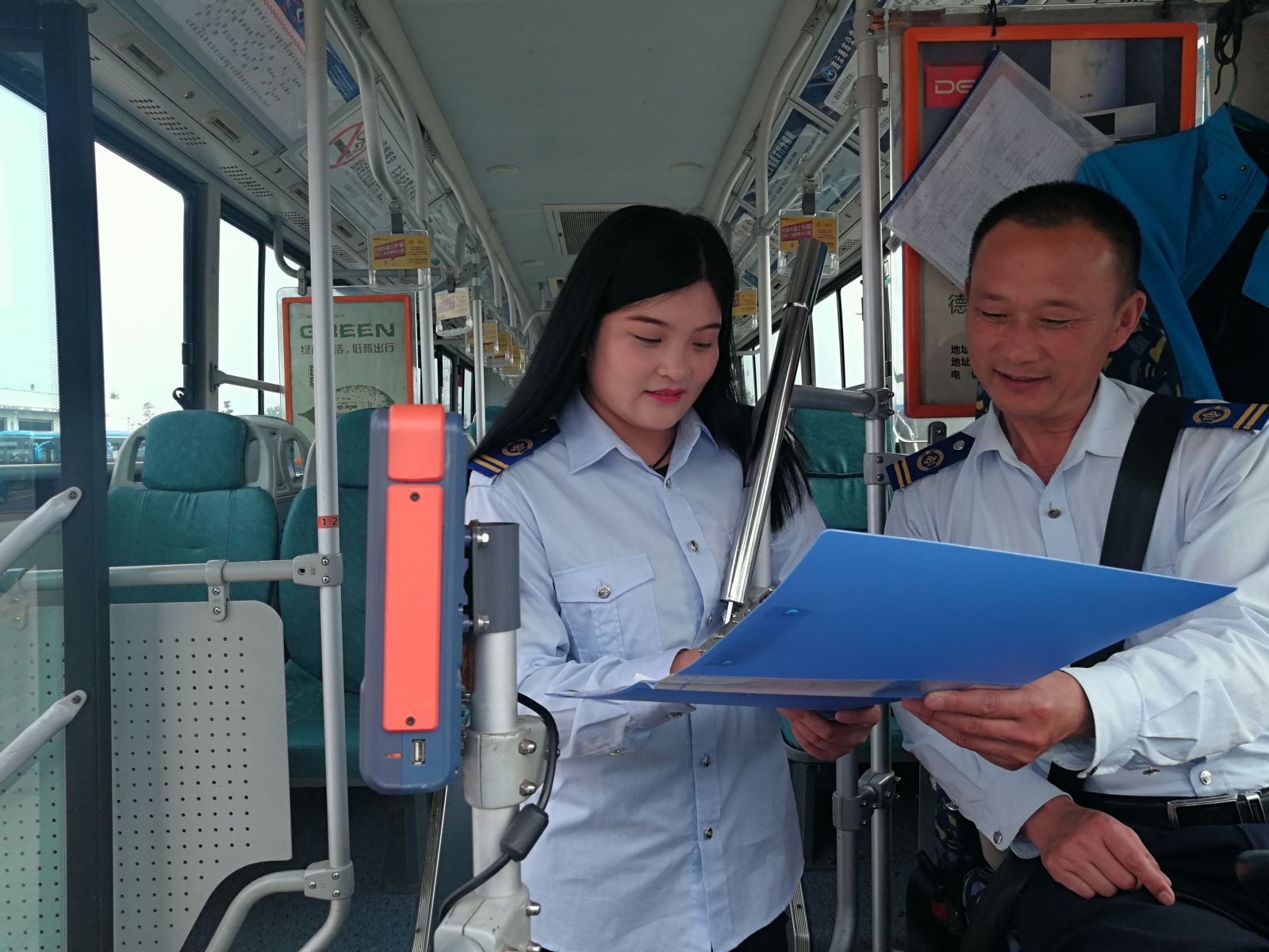 公交集團(tuán)快速公交事業(yè)部深入開(kāi)展創(chuàng)文工作