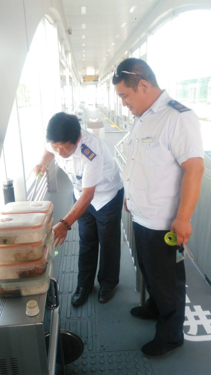 公交快速公司開展 “送一碗綠豆湯，清涼一個(gè)盛夏”活動(dòng)