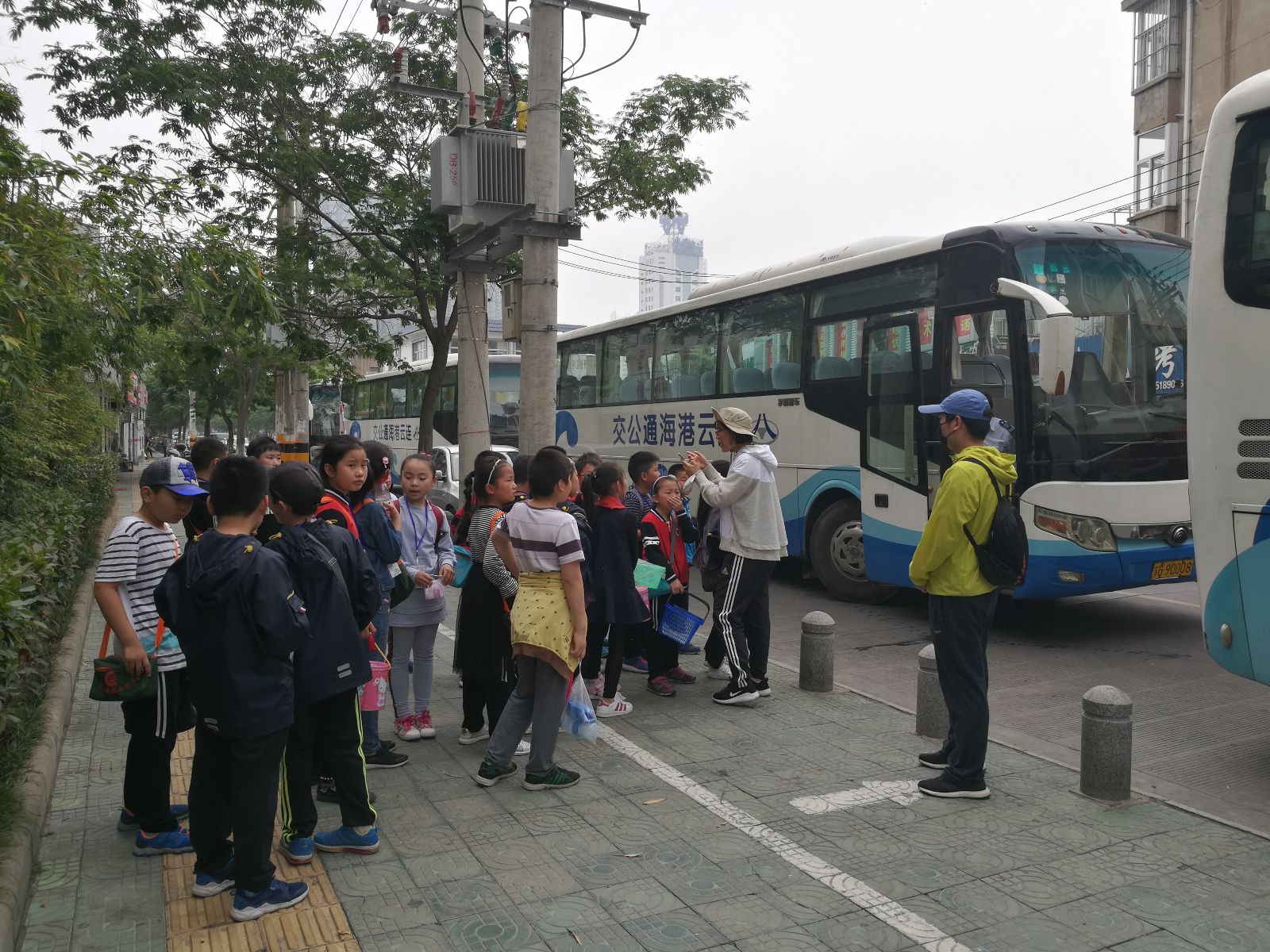 公交集團(tuán)佳連公司圓滿完成蒼梧晚報(bào)小記者觀光采摘運(yùn)輸工作