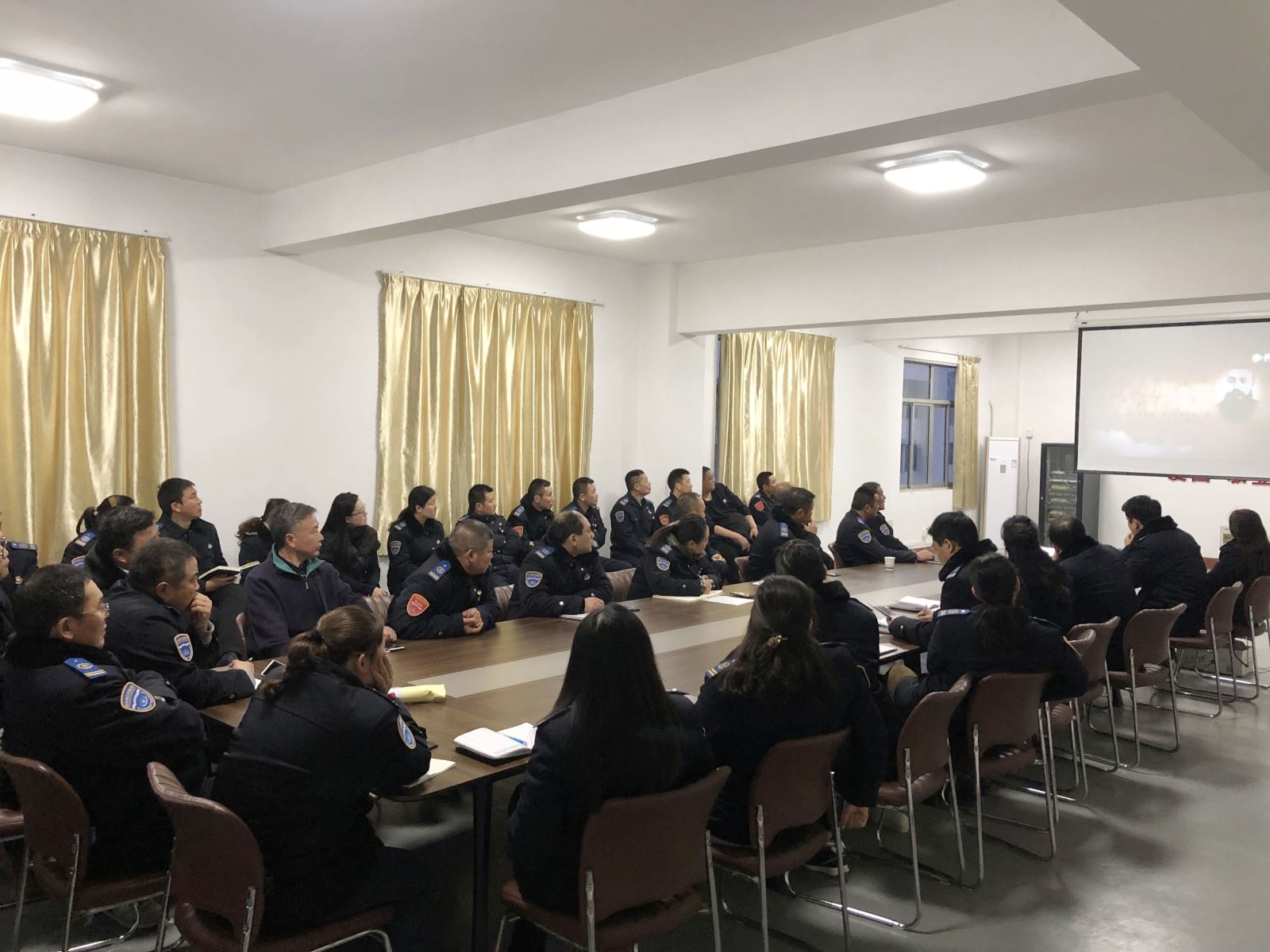 “緬懷先烈憶初心、傳承精神勇?lián)?dāng)”——公交集團(tuán)各支部開(kāi)展形式多樣的主題黨日活動(dòng)