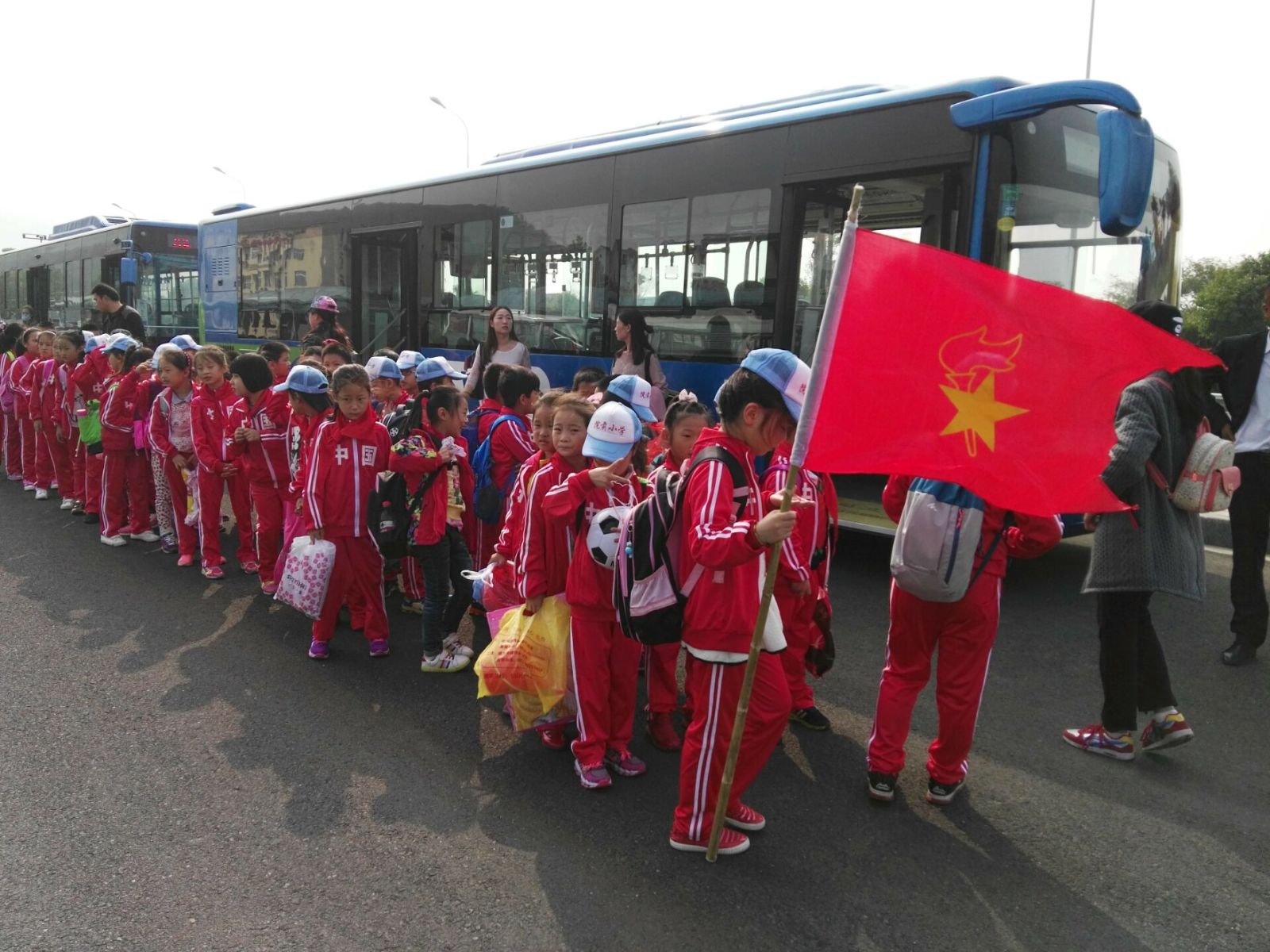 公交快速公司圓滿完成院前小學(xué)秋游運輸保障工作