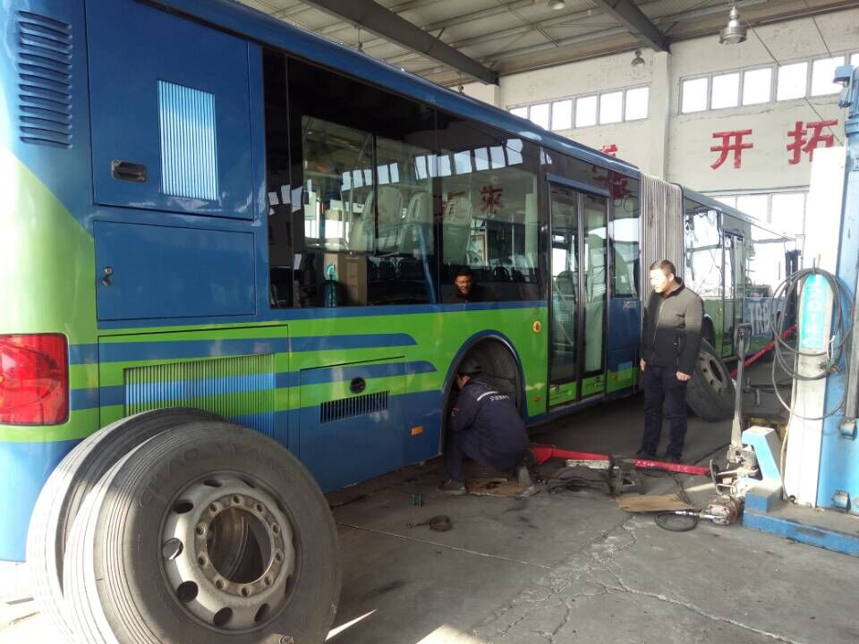 公交快速公司開(kāi)展天燃?xì)廛囕v集中保養(yǎng)工作