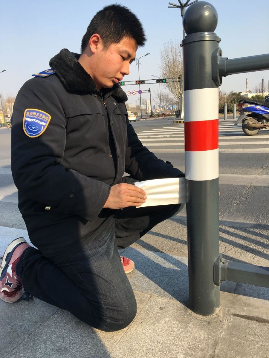 公交快速公司總務科統(tǒng)一粘貼反光貼 保障BRT站臺運營安全