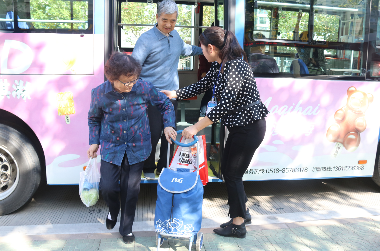 公交新浦公司重陽節(jié)上路上線服務(wù)