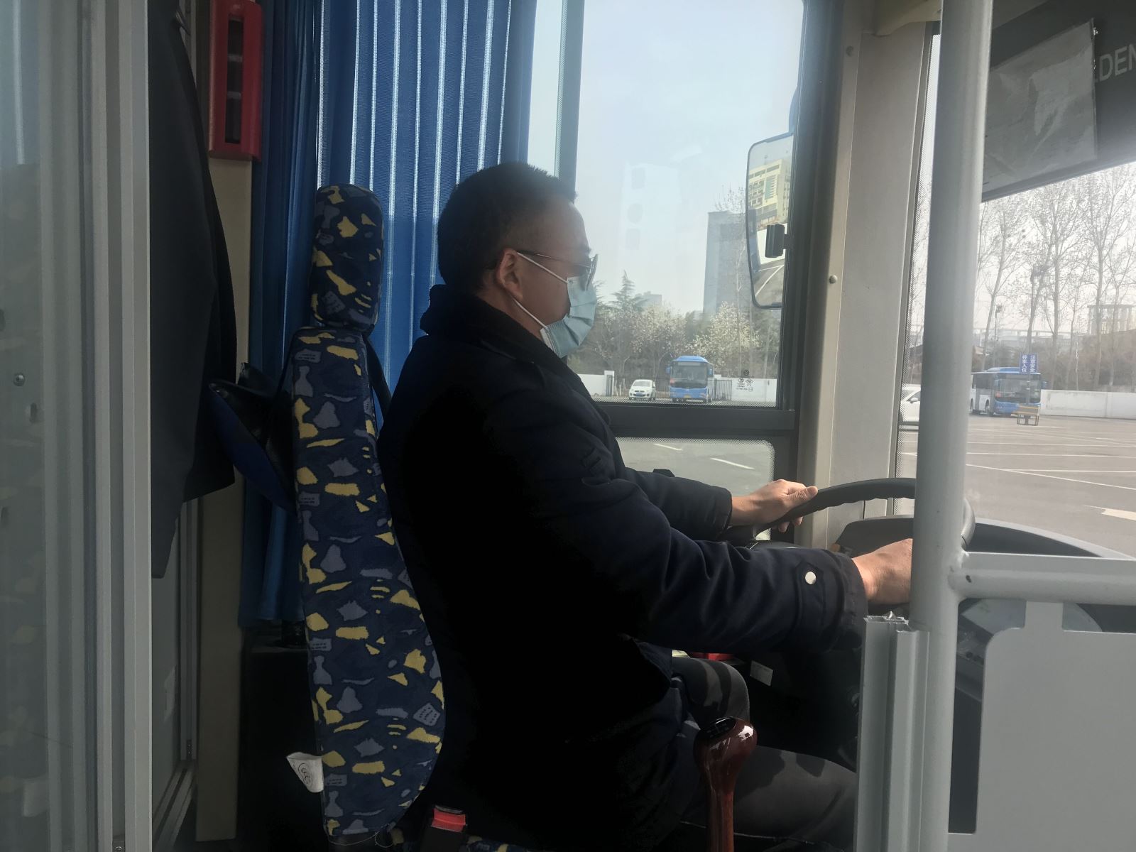 公交集團(tuán)公交事業(yè)一部17路駕駛員時(shí)明雪 拾金不昧受表?yè)P(yáng)