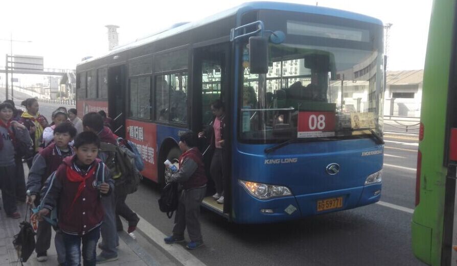 公交東部公司積極做好連云港市臨海路小學(xué)春游出行運(yùn)輸保障工作