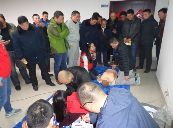 市紅十字會對公交快速公司駕駛員進行應(yīng)急救護培訓(xùn)