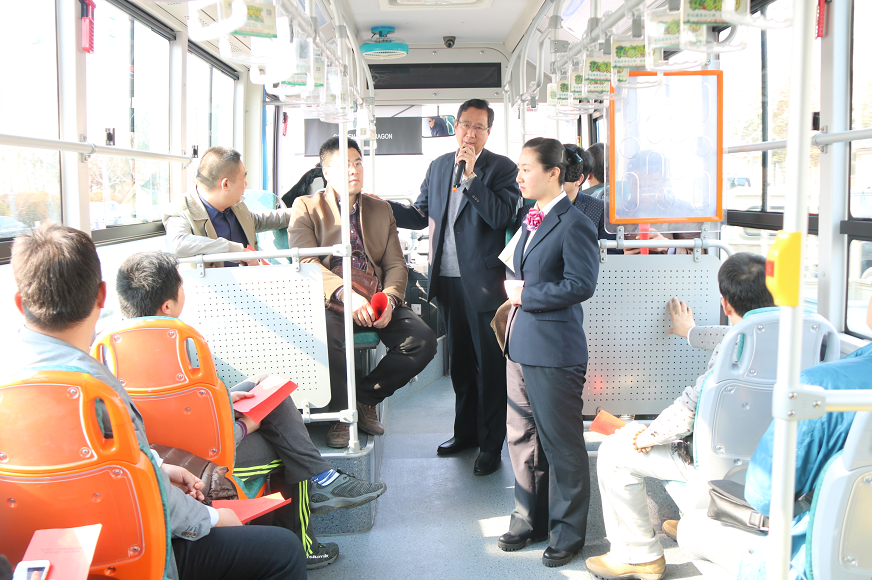 市經(jīng)信委副主任張其兵參觀公交BRT智能調(diào)度中心